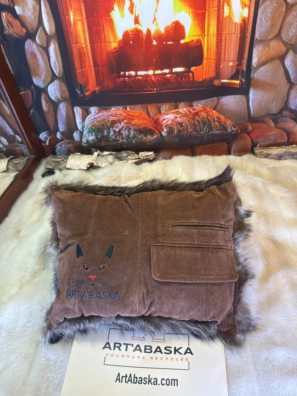 Coussin décoratif Martine en fourrure recyclée de Raton et broderie de Chat