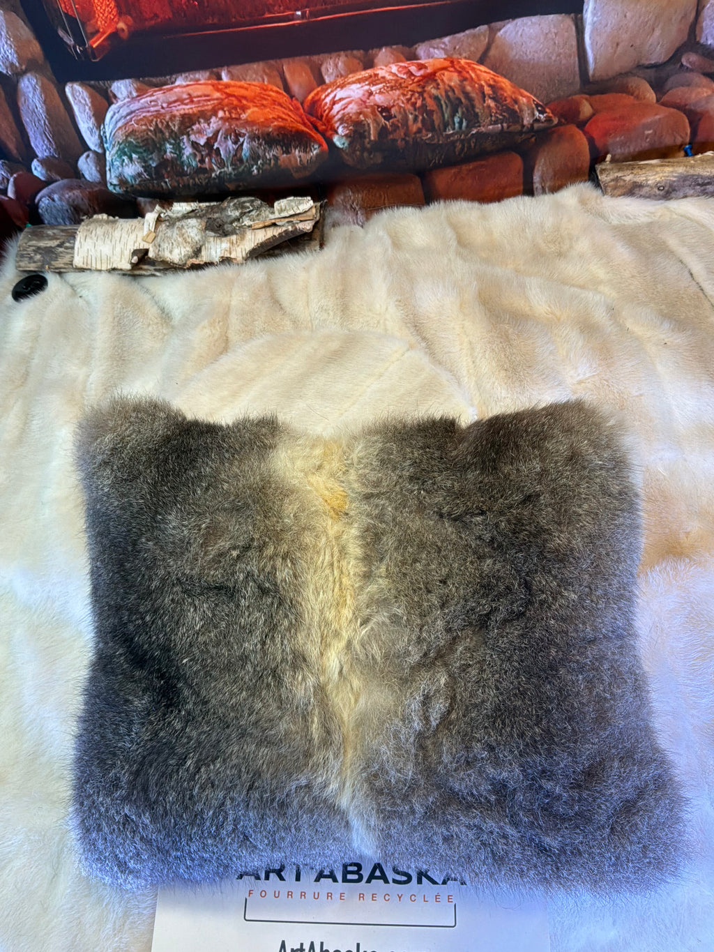 Coussin décoratif Marie-Ange en fourrure recyclée en Opossum