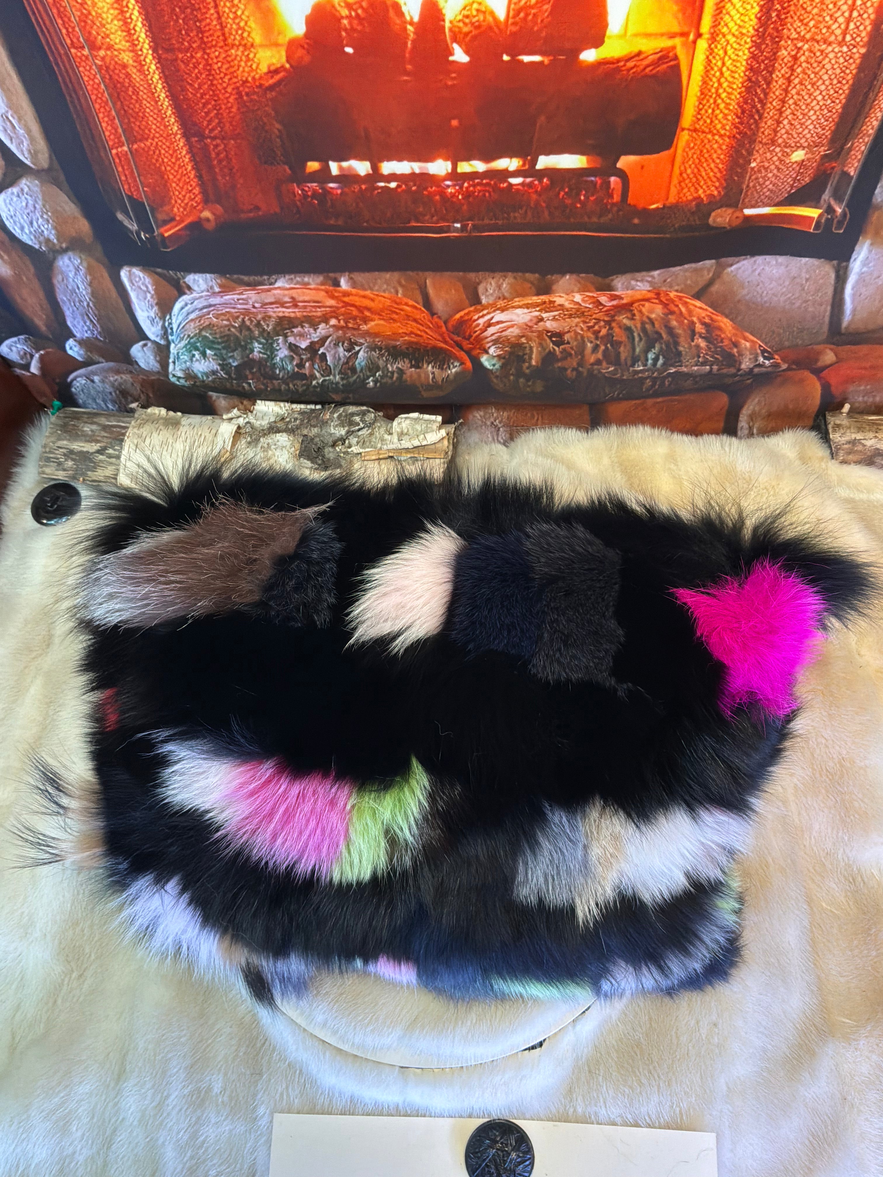 Coussin décoratif Danielle en fourrure recyclée en renard recyclé cousus en lanières style patchwork