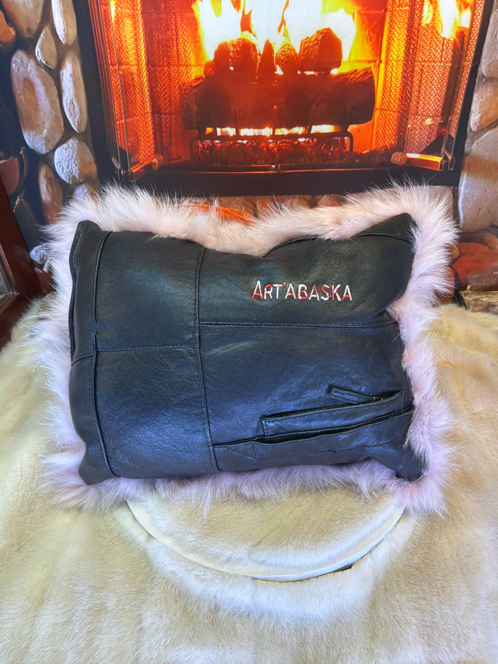 Coussin décoratif Nathalie en fourrure recyclée en renard recyclé cousus en lanières style patchwork fermeture éclair et poche originale fonctionnelles.