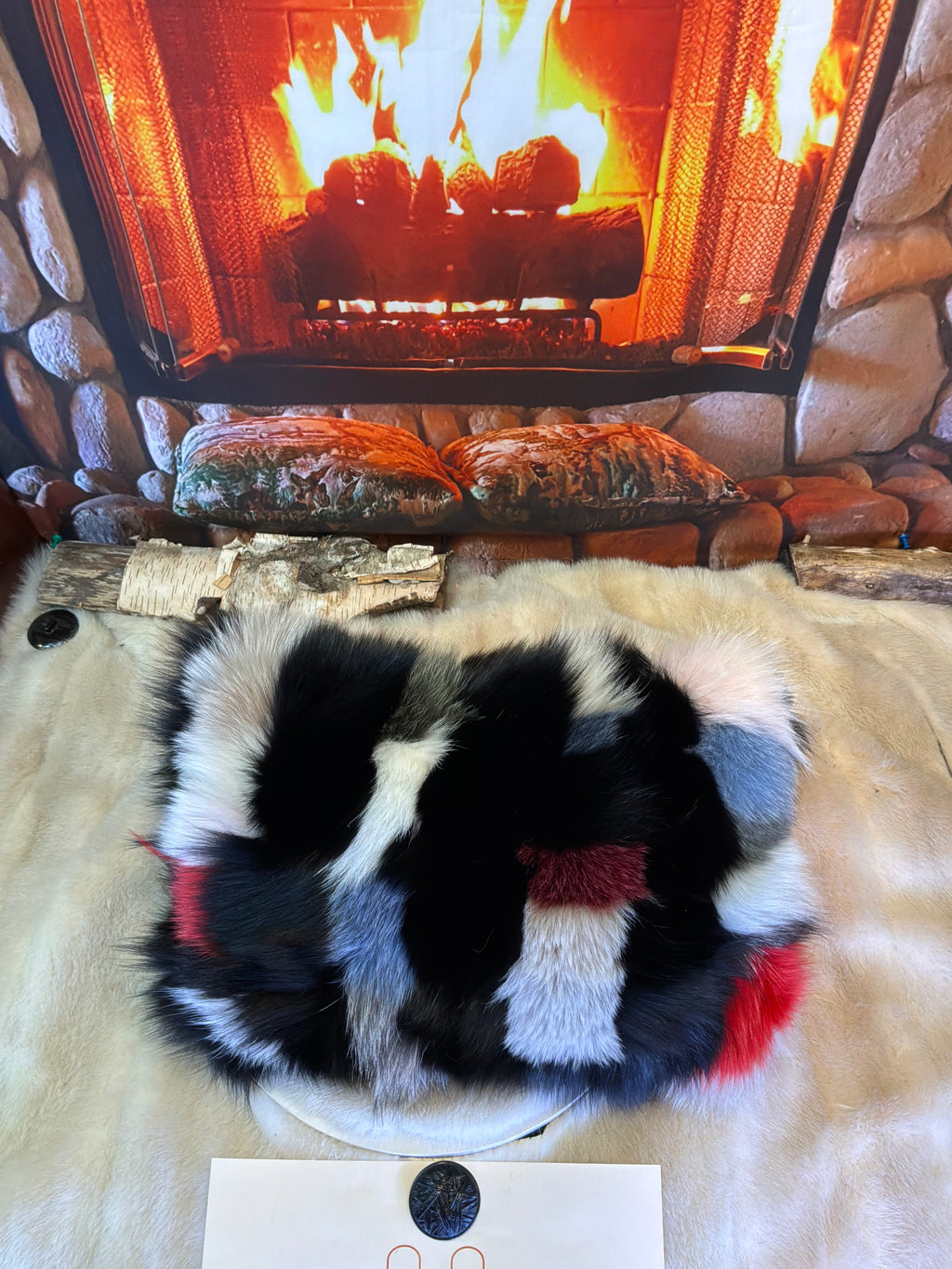 Coussin décoratif Justine en fourrure recyclée en renard recyclé cousus en lanières style patchwork poche originale fonctionnelle