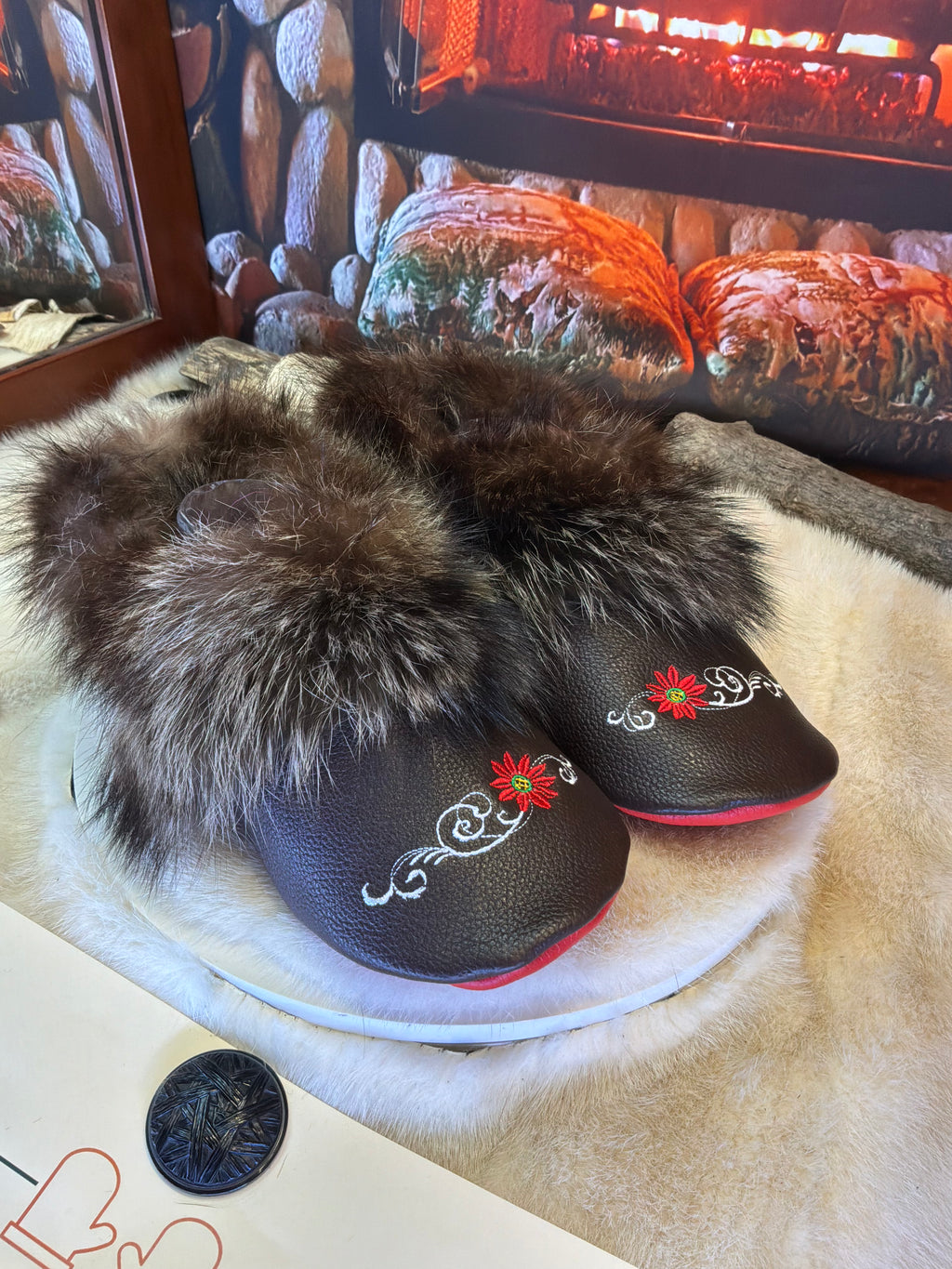 Slipper Les Adrienne Édition spéciale cuir italien brodé pointure 9 Homme / 11 femme  – Sherling italien & cuir recyclé, pièce unique faite à la main au Québec