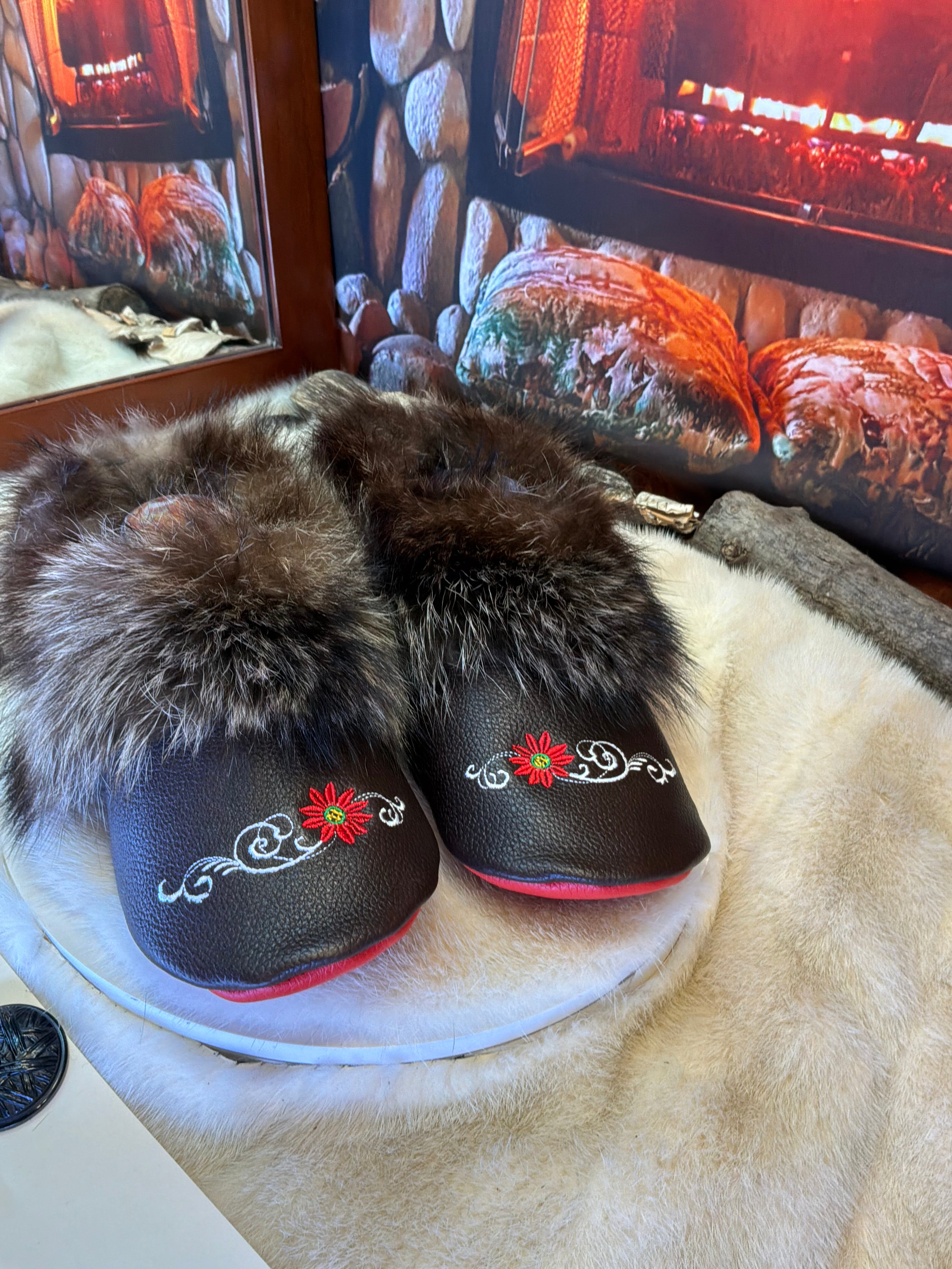 Slipper Les Adrienne Édition spéciale cuir italien brodé pointure 9 Homme / 11 femme  – Sherling italien & cuir recyclé, pièce unique faite à la main au Québec