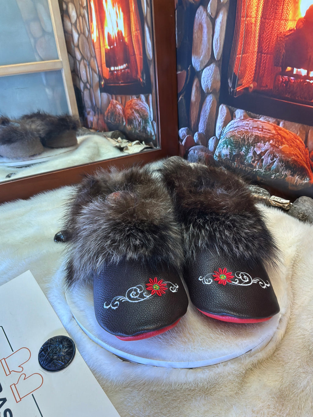 Slipper Les Adrienne Édition spéciale cuir italien brodé pointure 9 Homme / 11 femme  – Sherling italien & cuir recyclé, pièce unique faite à la main au Québec