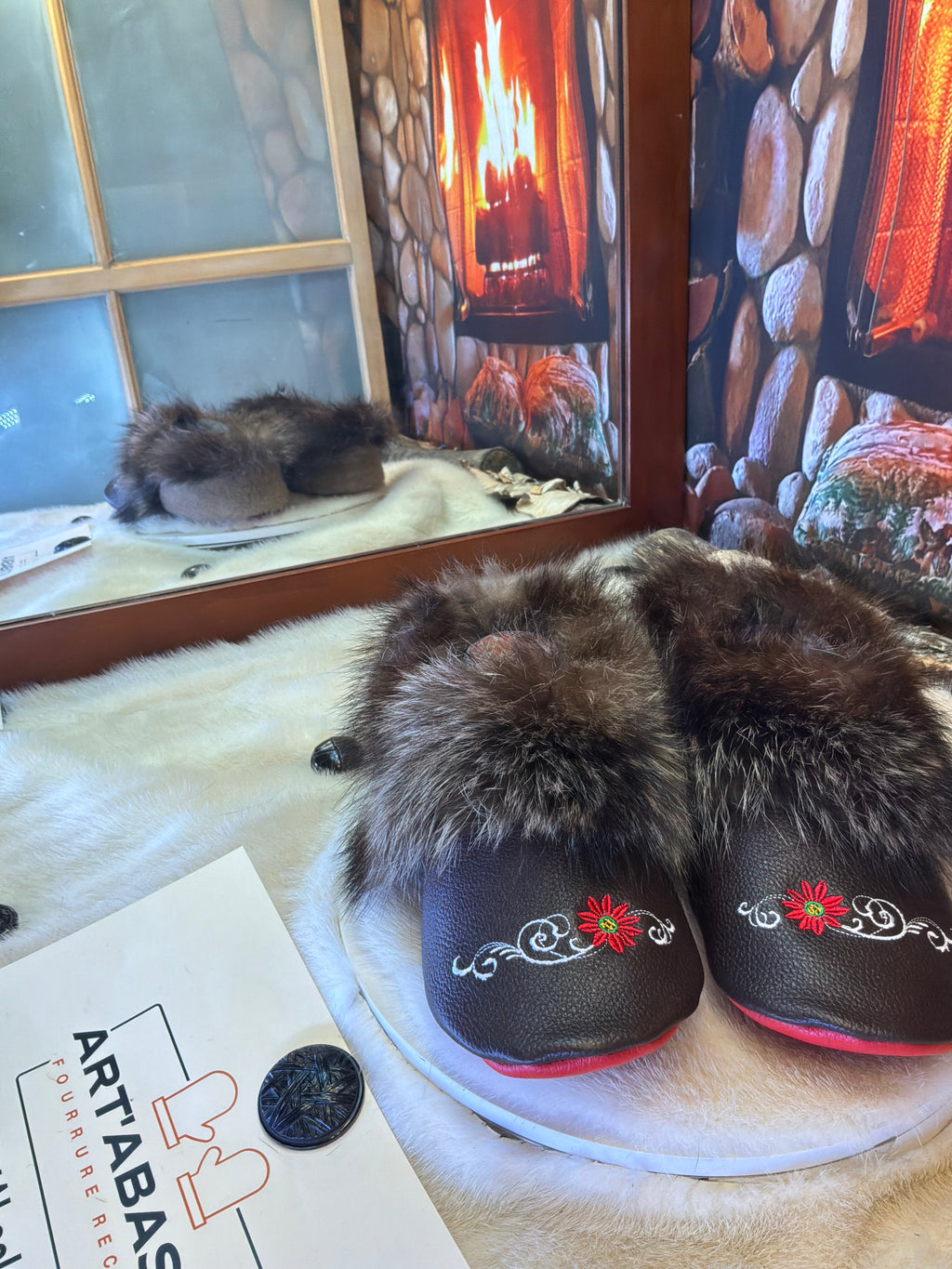 Slipper Les Adrienne Édition spéciale cuir italien brodé pointure 9 Homme / 11 femme  – Sherling italien & cuir recyclé, pièce unique faite à la main au Québec