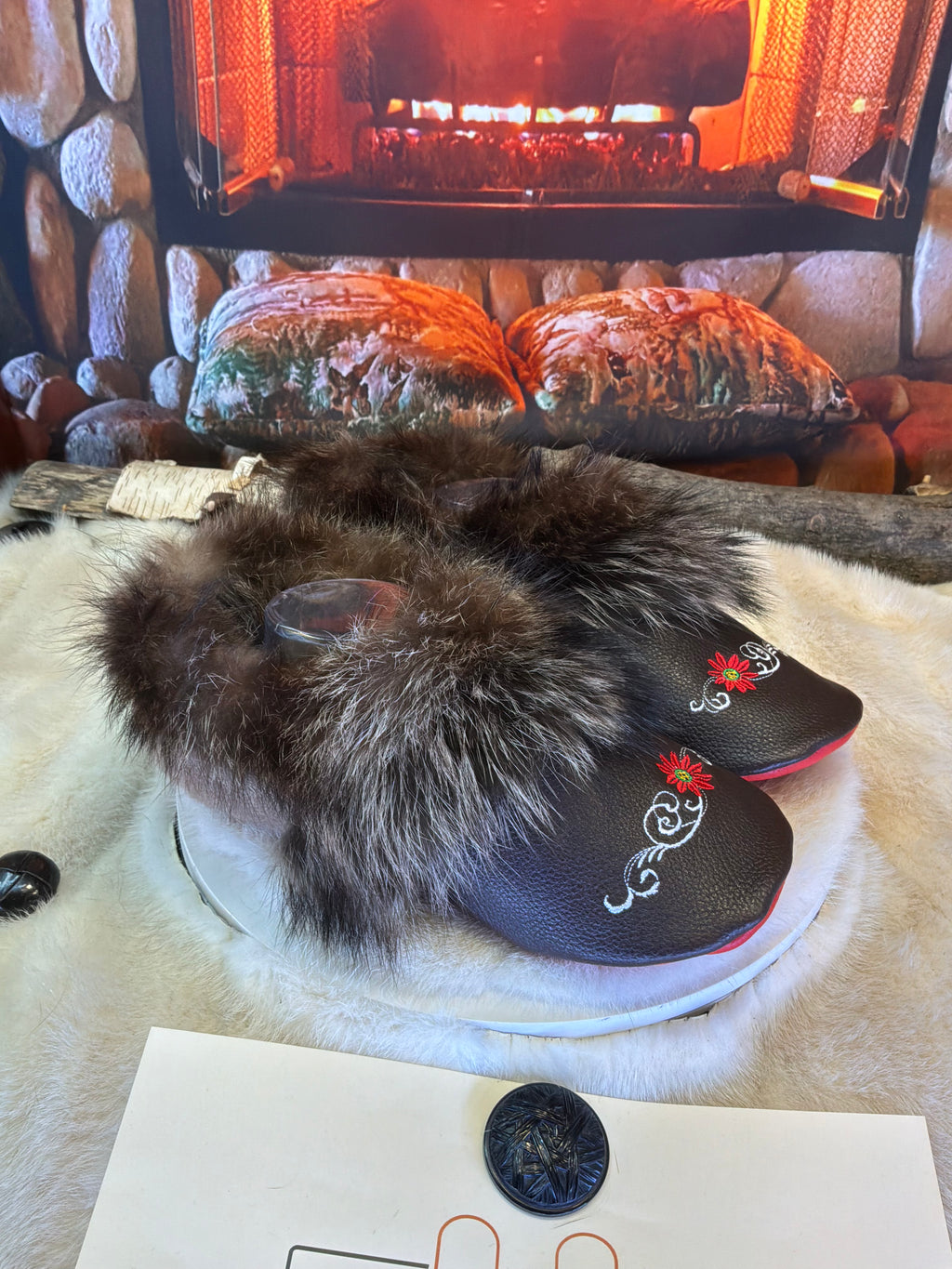 Slipper Les Adrienne Édition spéciale cuir italien brodé pointure 9 Homme / 11 femme  – Sherling italien & cuir recyclé, pièce unique faite à la main au Québec