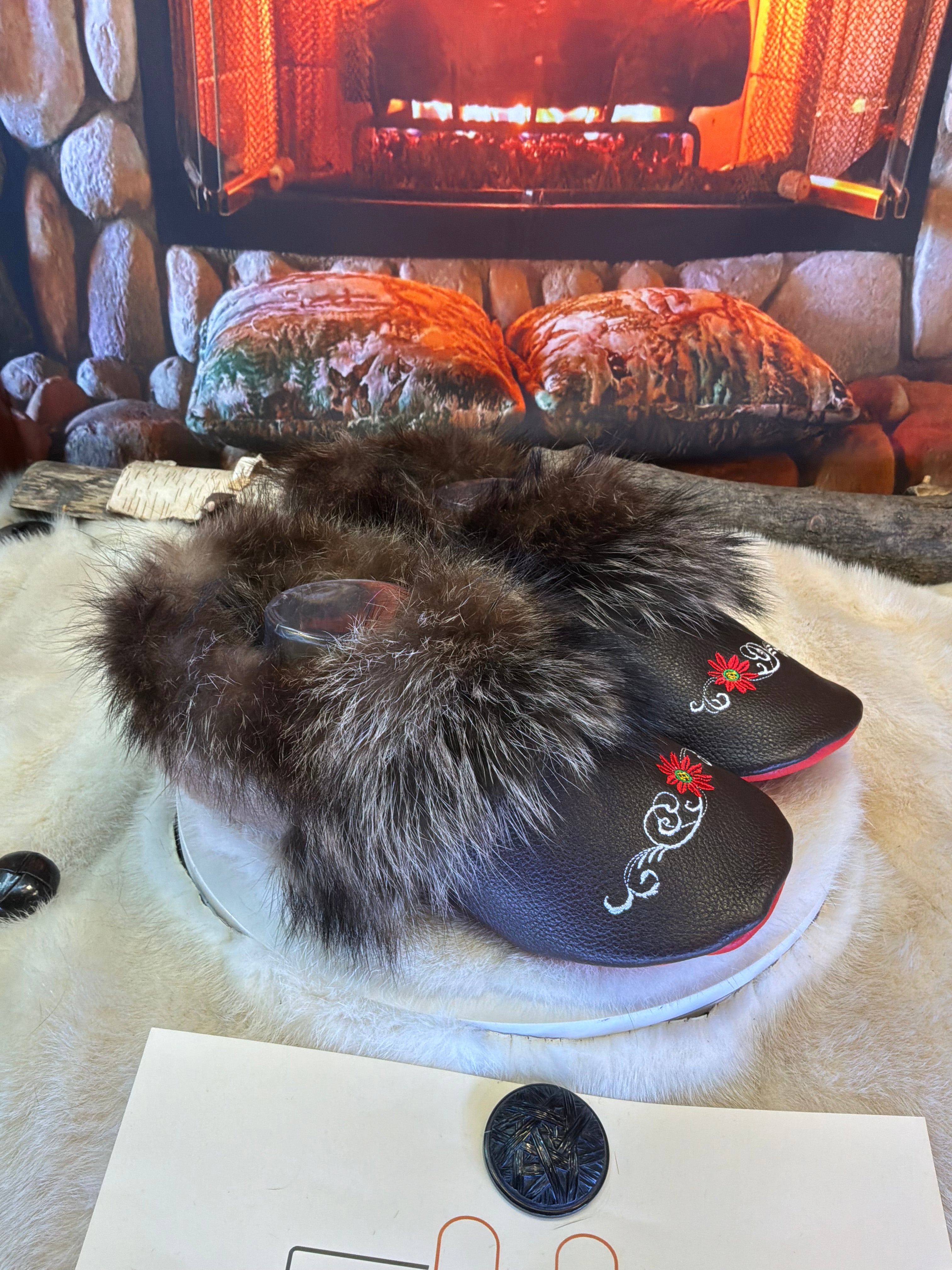 Slipper Les Adrienne Édition spéciale cuir italien brodé pointure 9 Homme / 11 femme  – Sherling italien & cuir recyclé, pièce unique faite à la main au Québec