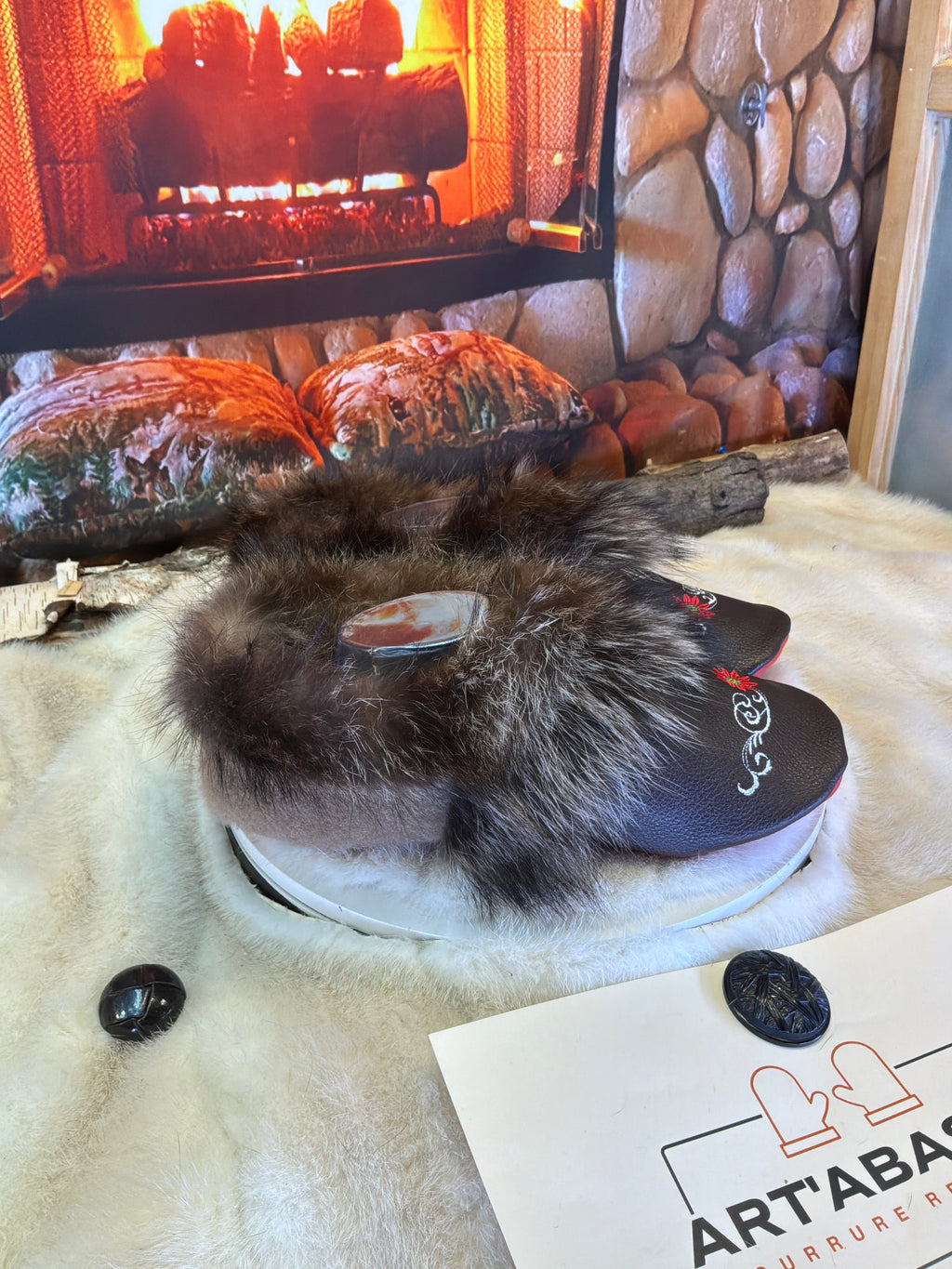 Slipper Les Adrienne Édition spéciale cuir italien brodé pointure 9 Homme / 11 femme  – Sherling italien & cuir recyclé, pièce unique faite à la main au Québec