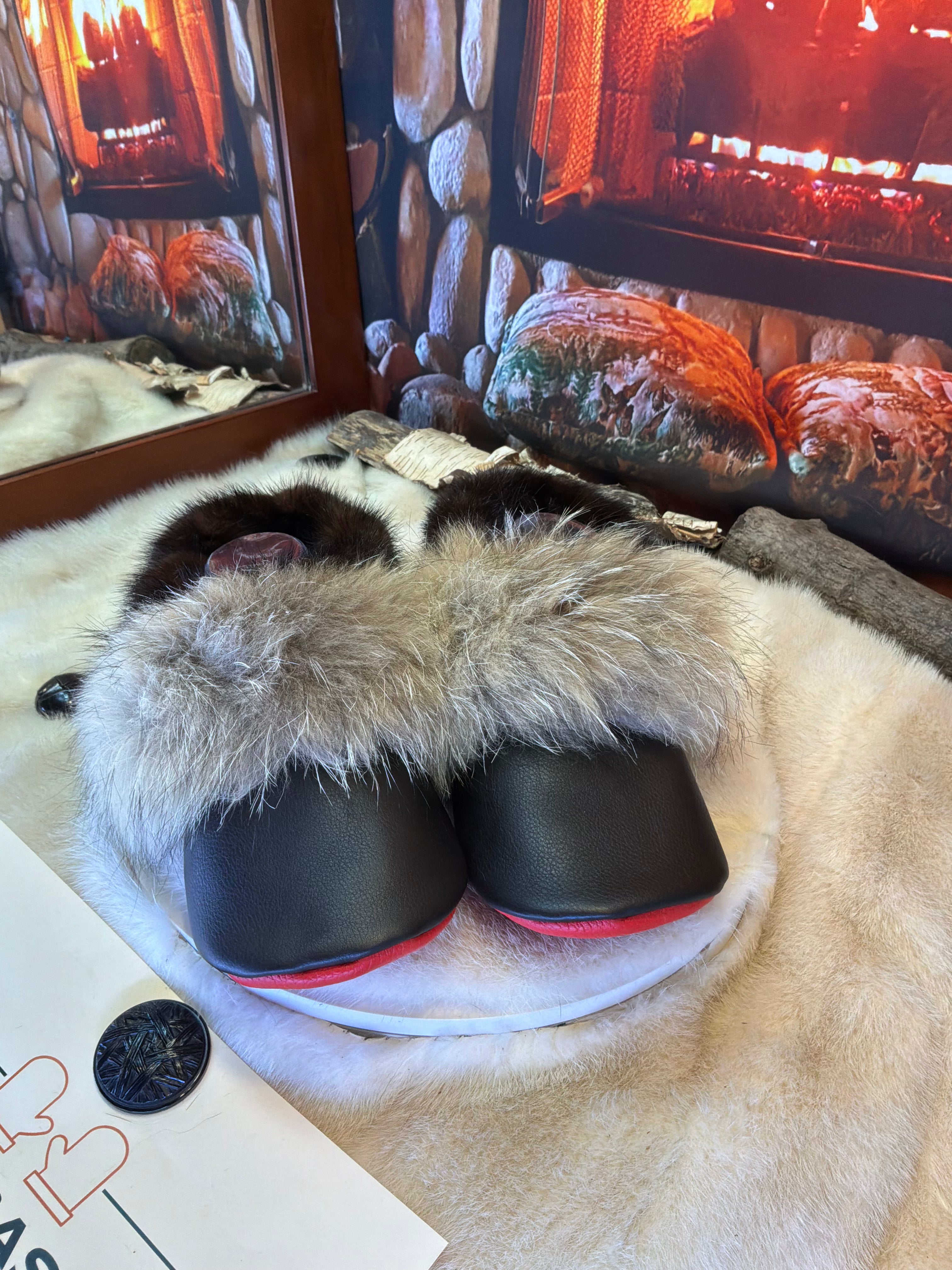 Slipper Les Monique Édition spéciale cuir italien,et,Coyote recyclé pointure 9 Homme / 11 femme  – Sherling italien & cuir recyclé, pièce unique faite à la main au Québec