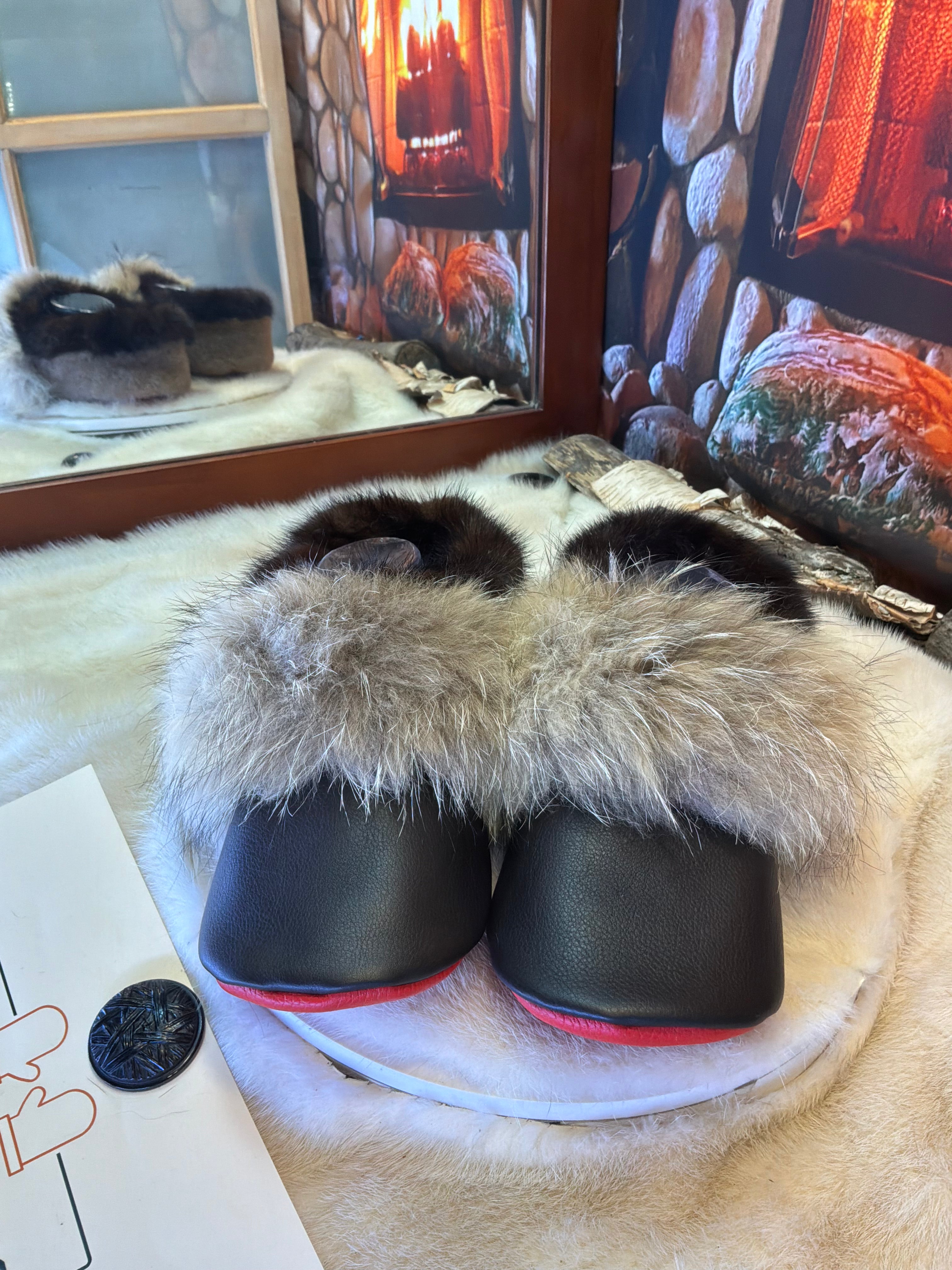 Slipper Les Monique Édition spéciale cuir italien,et,Coyote recyclé pointure 9 Homme / 11 femme  – Sherling italien & cuir recyclé, pièce unique faite à la main au Québec