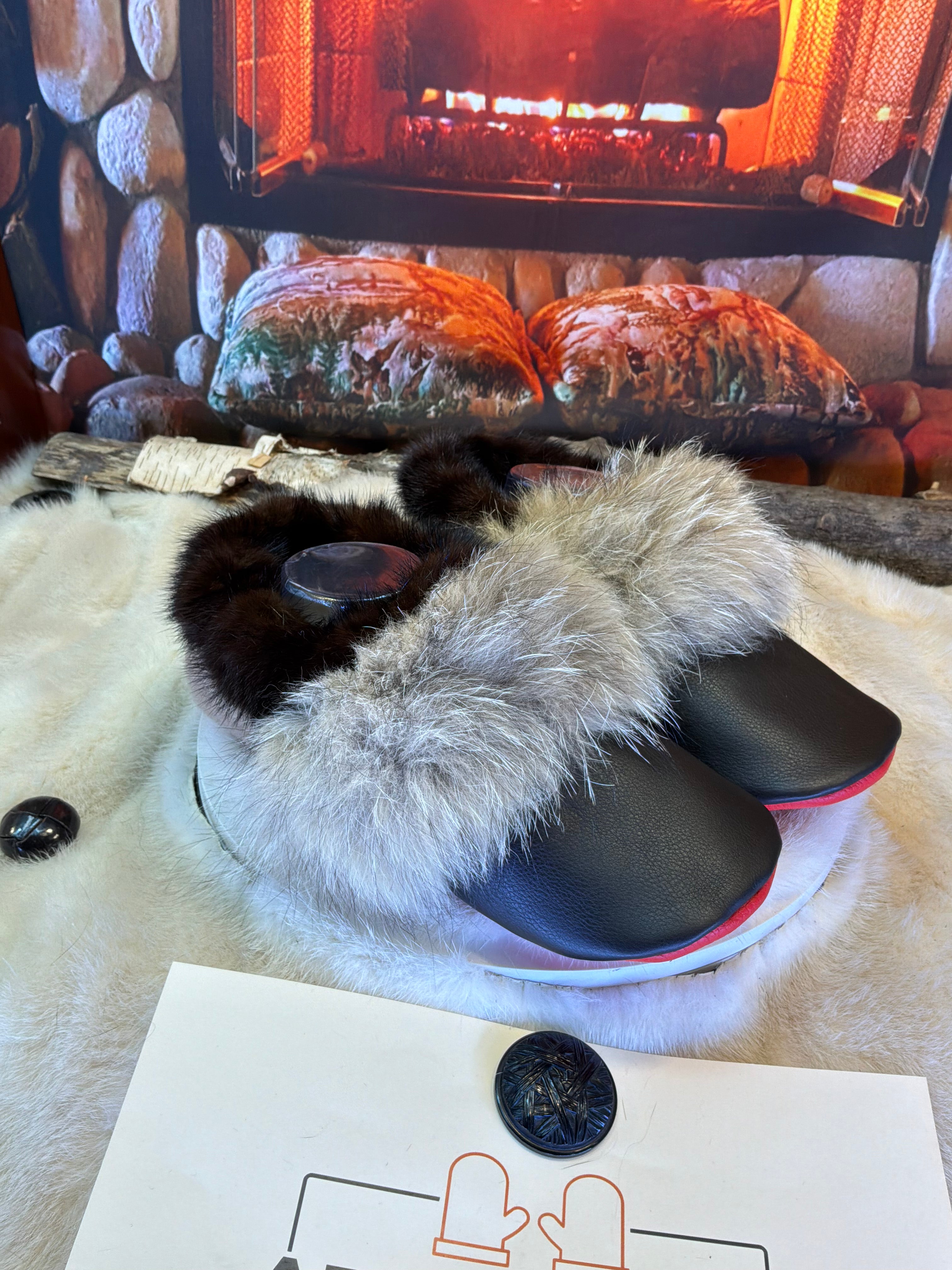 Slipper Les Monique Édition spéciale cuir italien,et,Coyote recyclé pointure 9 Homme / 11 femme  – Sherling italien & cuir recyclé, pièce unique faite à la main au Québec