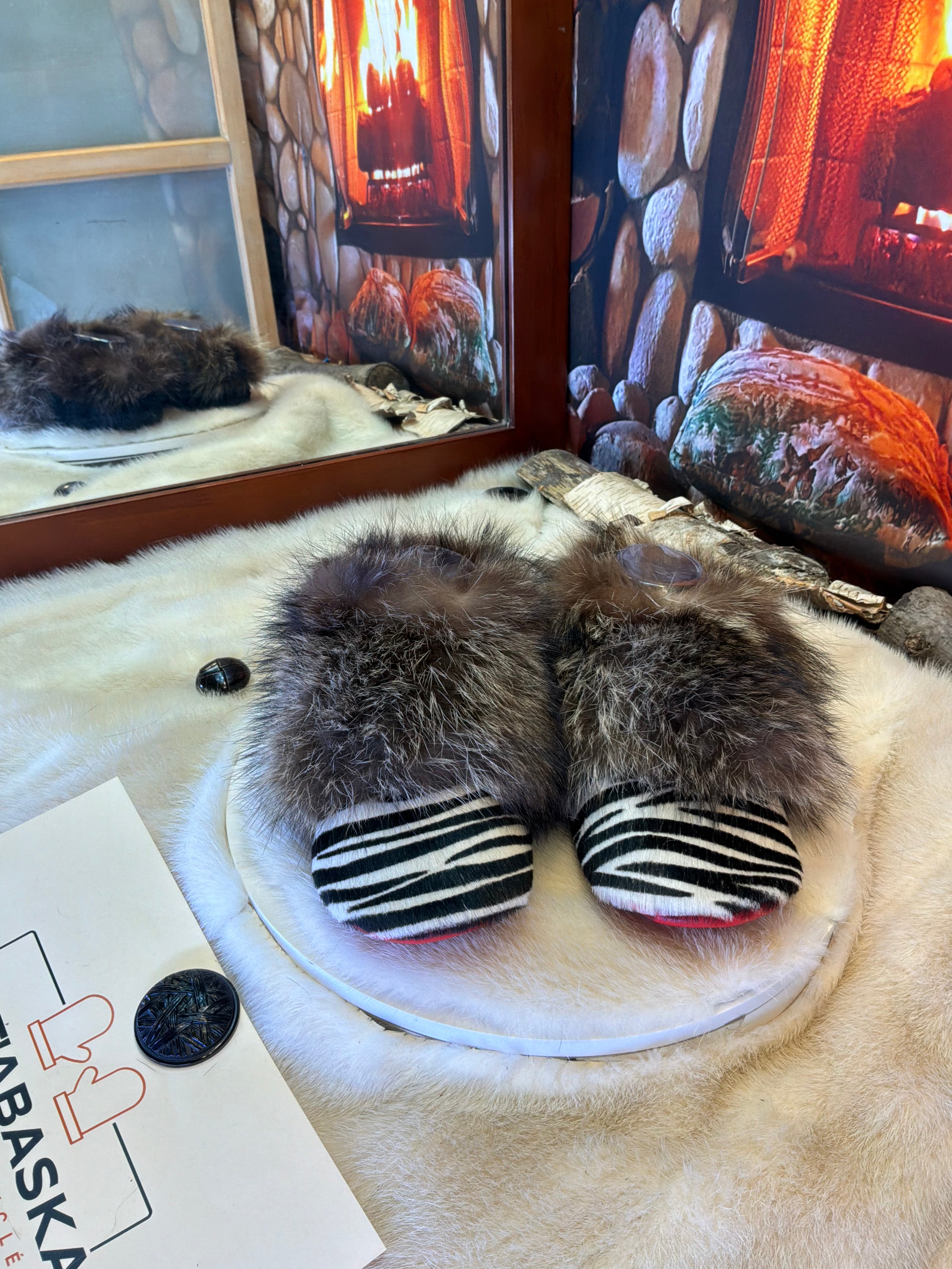 Slipper Les Huguette Édition spéciale peau de zèbre pointure 7 femme – Sherling italien & cuir recyclé, pièce unique faite à la main au Québec