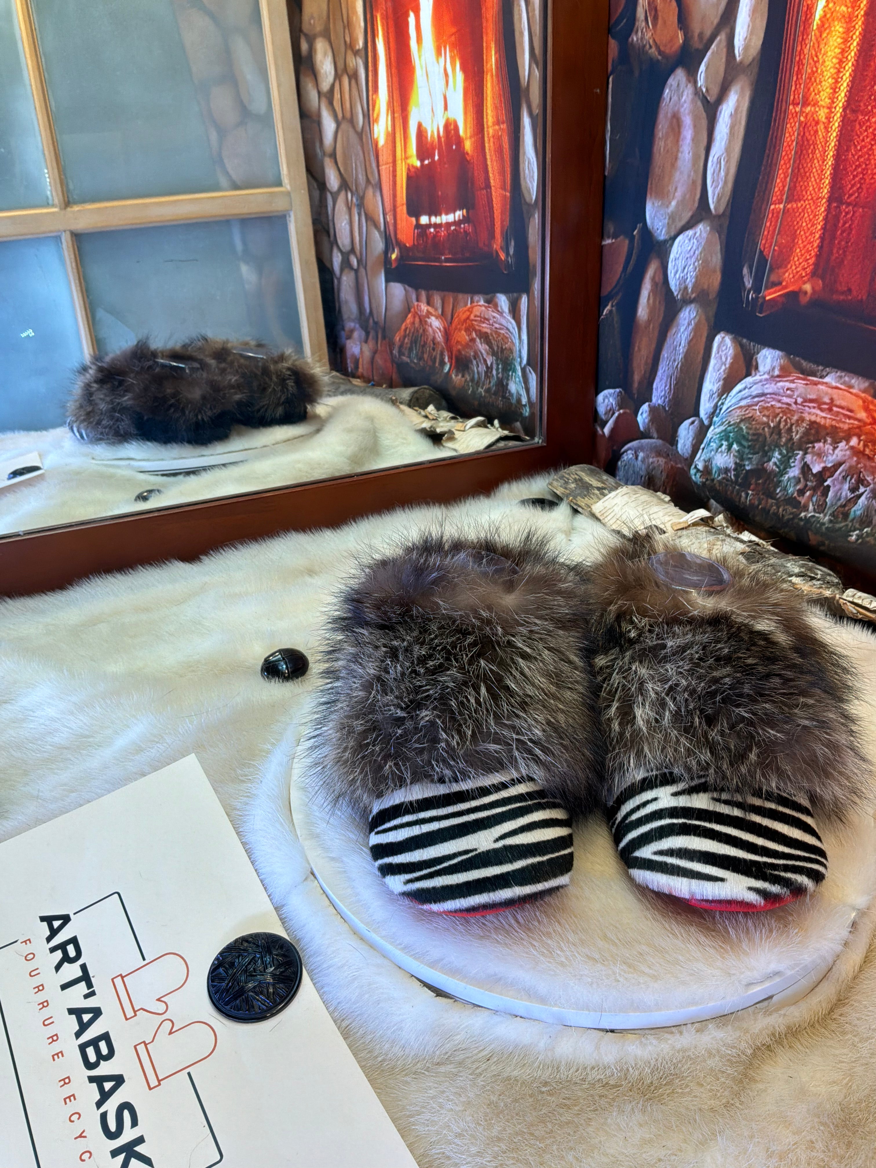 Slipper Les Huguette Édition spéciale peau de zèbre pointure 7 femme – Sherling italien & cuir recyclé, pièce unique faite à la main au Québec