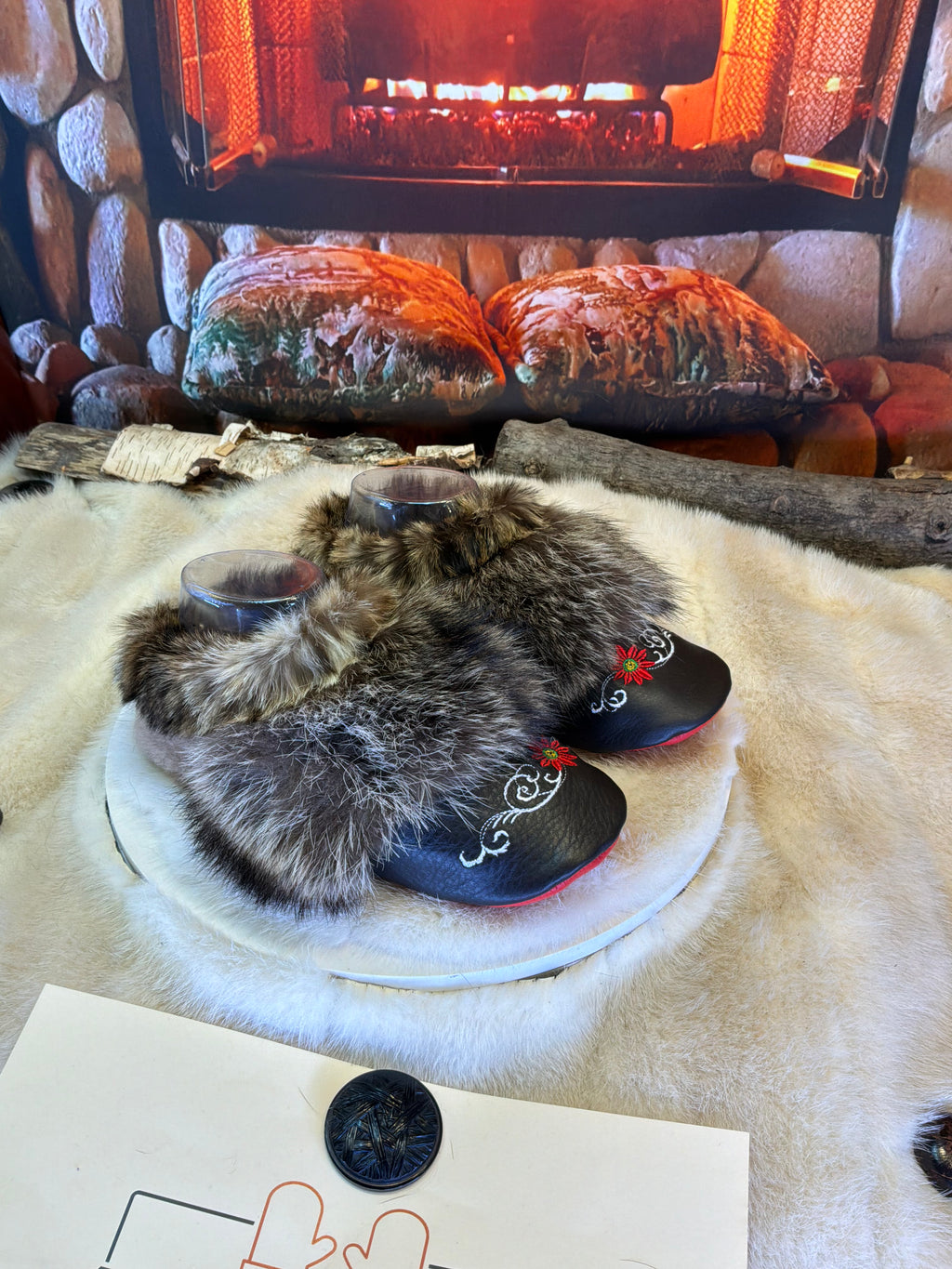 Slipper Les Aline Édition spéciale cuir italien brodé pointure 7 femme – Sherling italien & cuir recyclé, pièce unique faite à la main au Québec