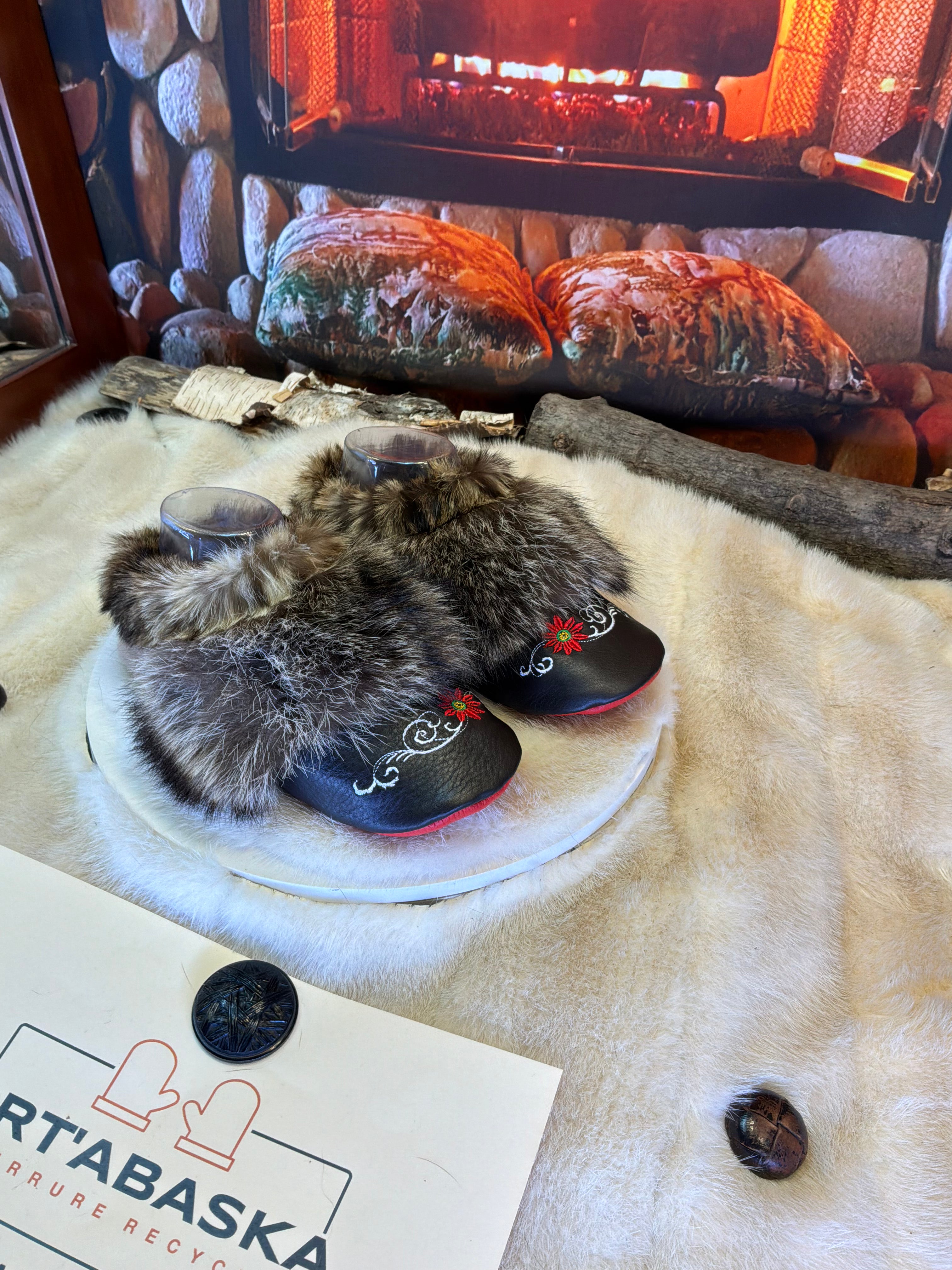 Slipper Les Aline Édition spéciale cuir italien brodé pointure 7 femme – Sherling italien & cuir recyclé, pièce unique faite à la main au Québec