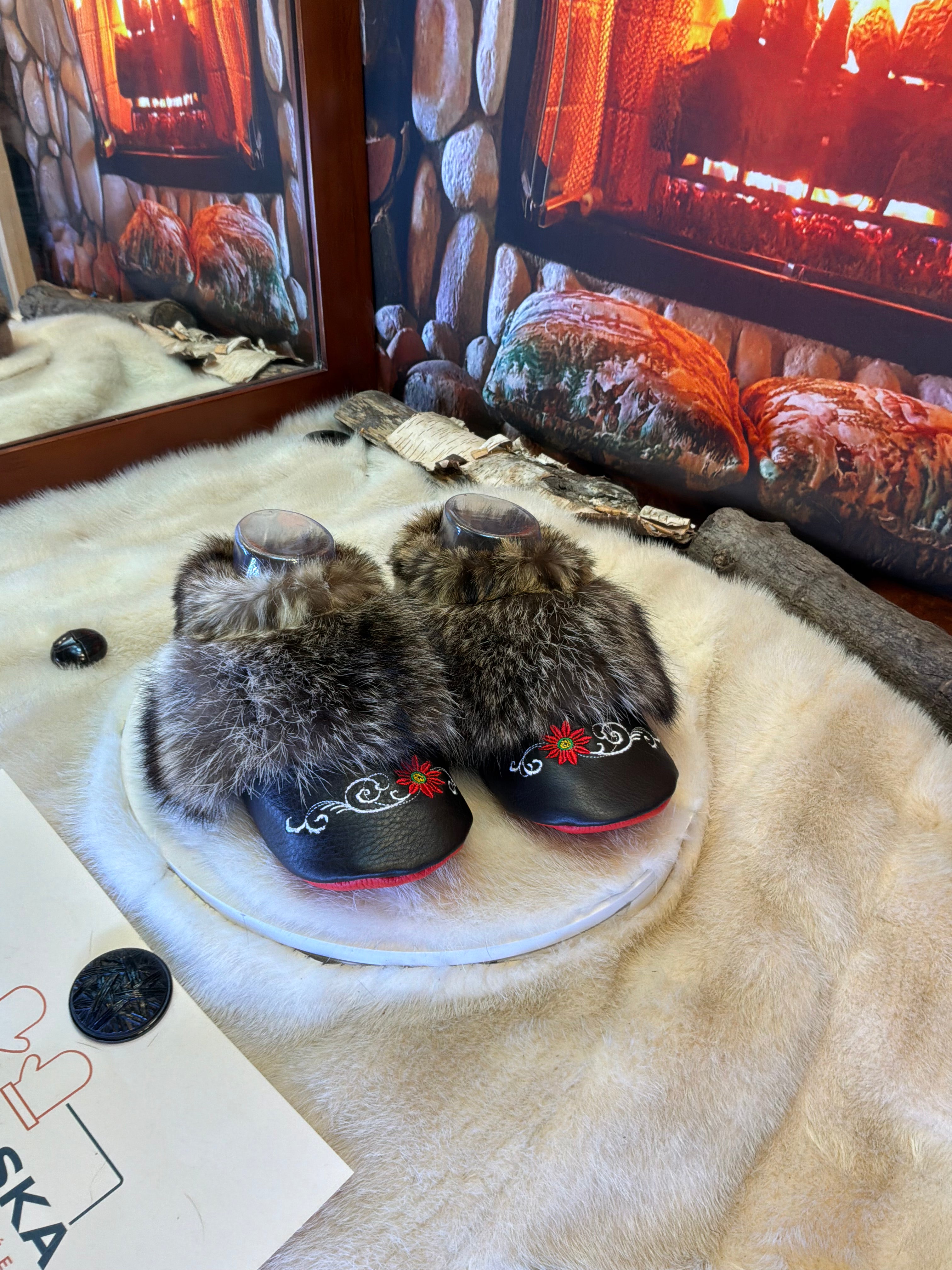 Slipper Les Aline Édition spéciale cuir italien brodé pointure 7 femme – Sherling italien & cuir recyclé, pièce unique faite à la main au Québec