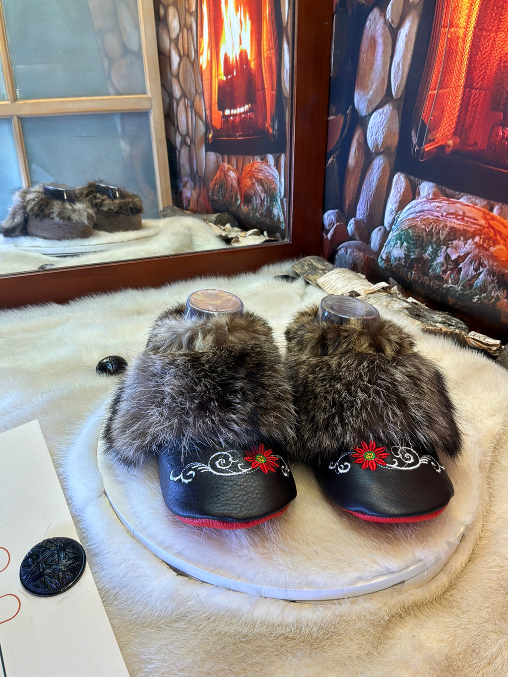 Slipper Les Aline Édition spéciale cuir italien brodé pointure 7 femme – Sherling italien & cuir recyclé, pièce unique faite à la main au Québec