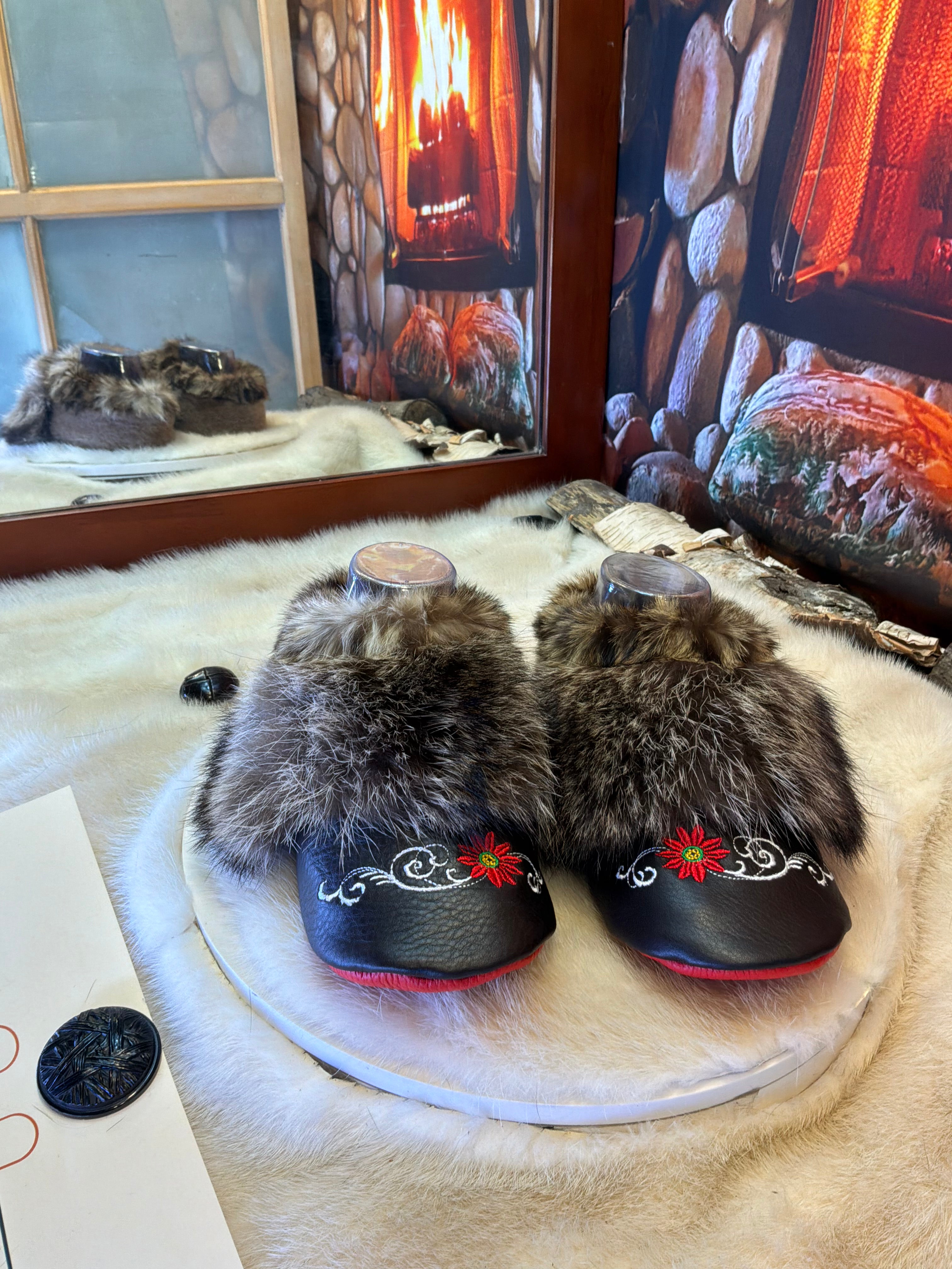 Slipper Les Aline Édition spéciale cuir italien brodé pointure 7 femme – Sherling italien & cuir recyclé, pièce unique faite à la main au Québec
