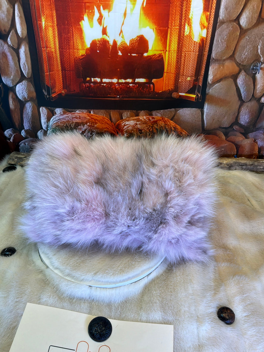 Coussin décoratif Claire en fourrure recyclée en petits morceaux de renard rose recyclés tous cousus un à un patchwork une œuvre d’art dans votre décor