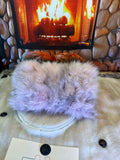 Coussin décoratif Claire en fourrure recyclée en petits morceaux de renard rose recyclés tous cousus un à un patchwork une œuvre d’art dans votre décor