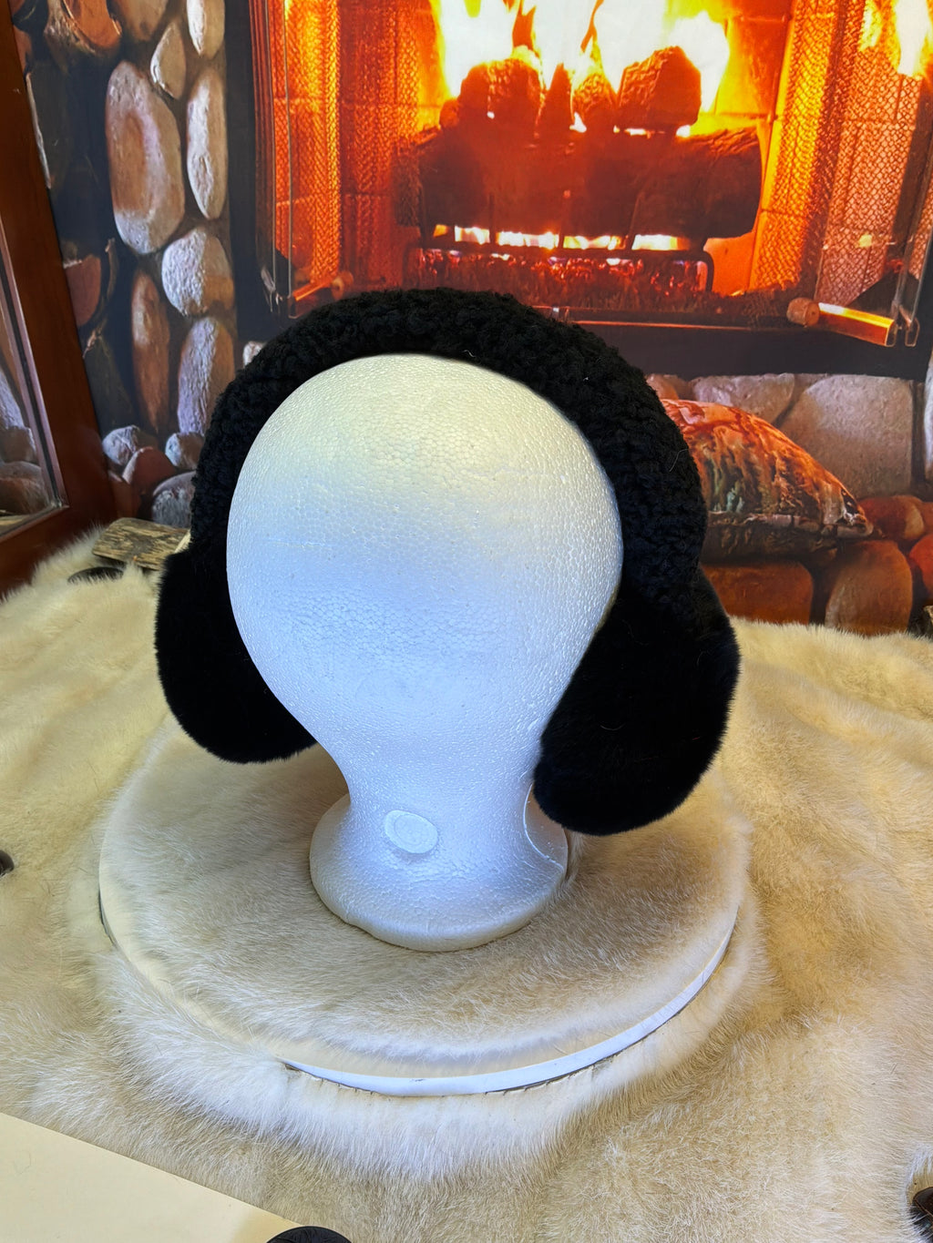 Cache-Oreilles tout en fourrure recyclée édition Renard recyclé et mouton frisé recyclé brodé sur le dessus de la tête