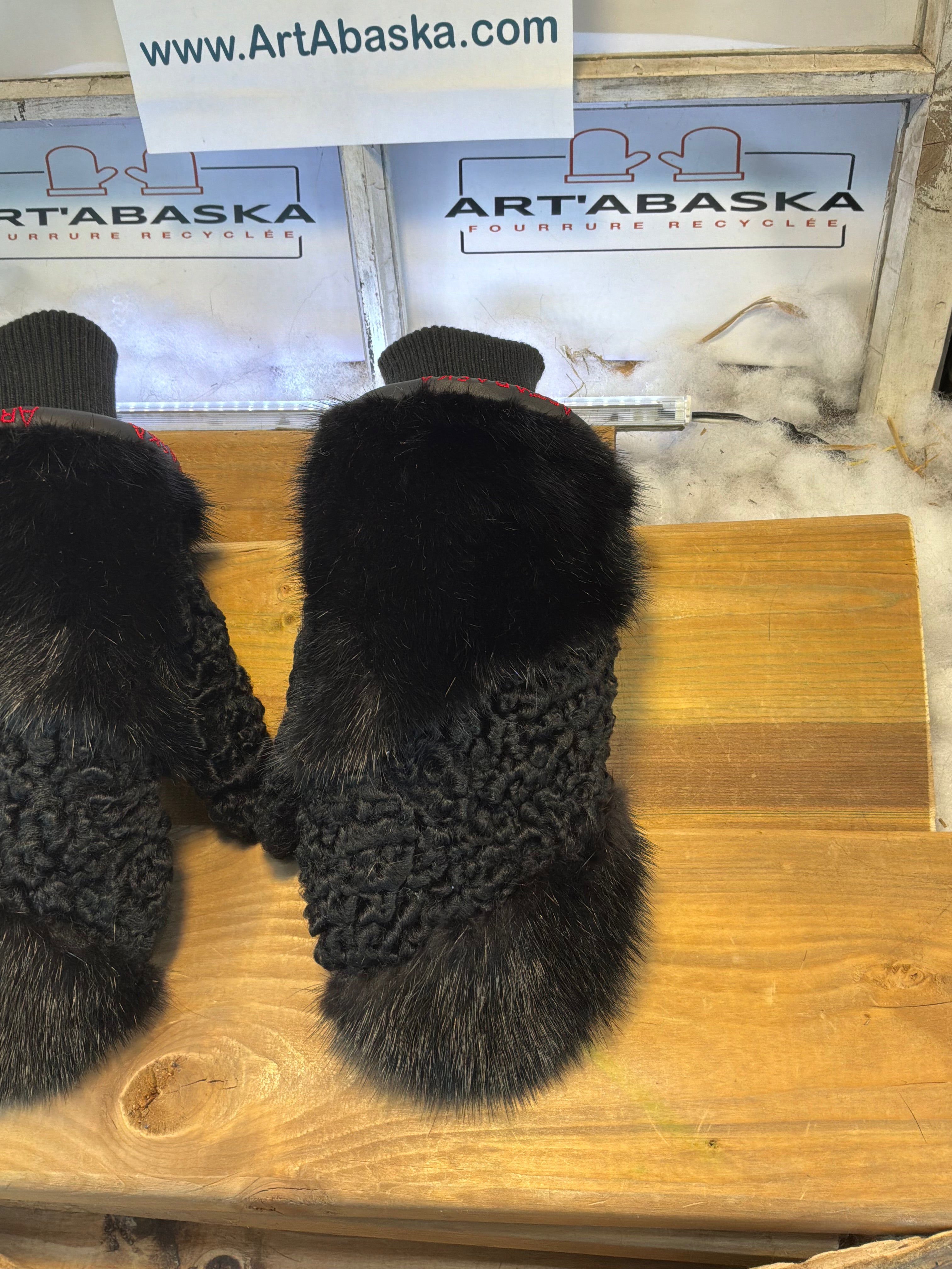 Mitaines de ville Gilberte médium en fourrure recyclée – Faites à la main au Québec – Légères, élégantes, confort urbain – ArtAbaska
