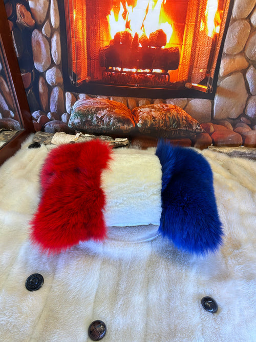 Coussin Canadiens en fourrure recyclée – cuir & broderie unique, pièce unique faite à la main au Québec