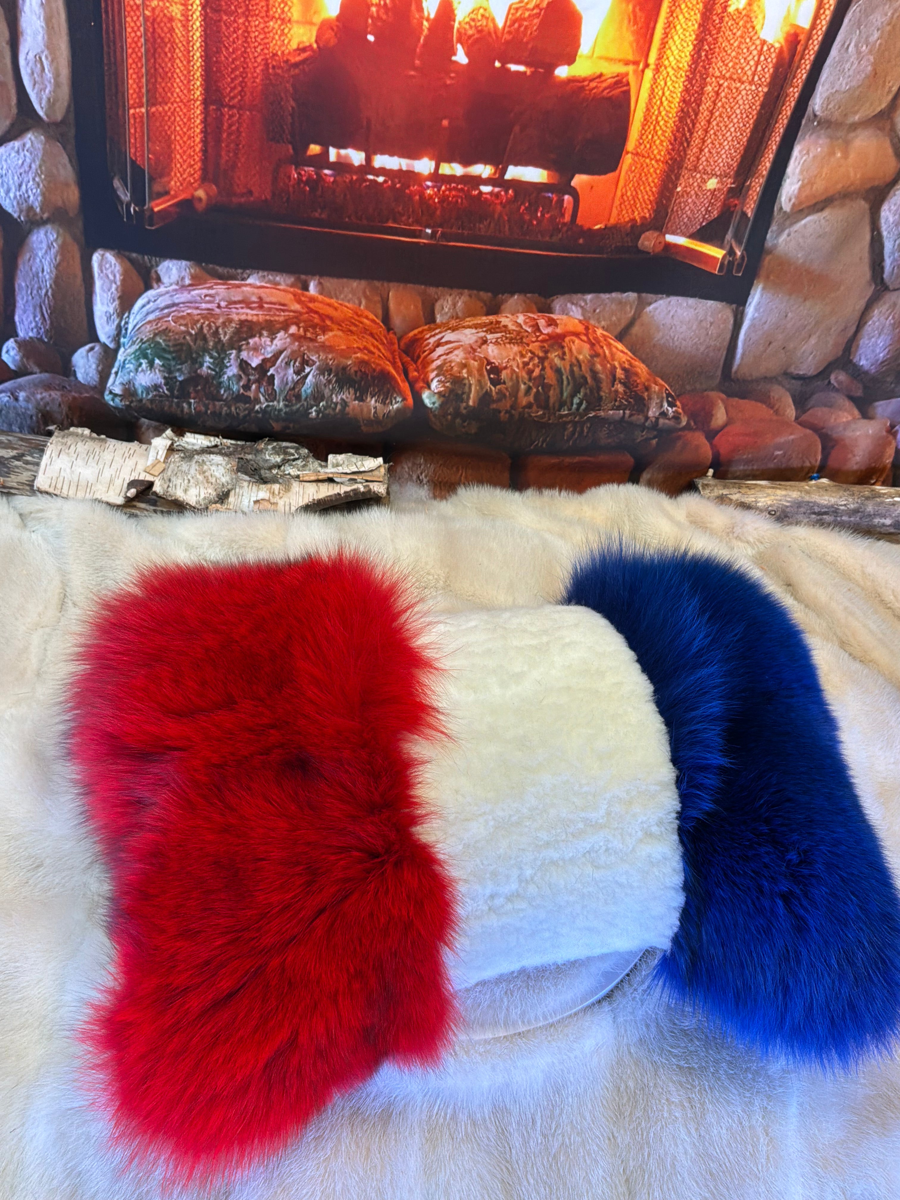 Coussin Canadiens en fourrure recyclée – cuir & broderie unique, pièce unique faite à la main au Québec