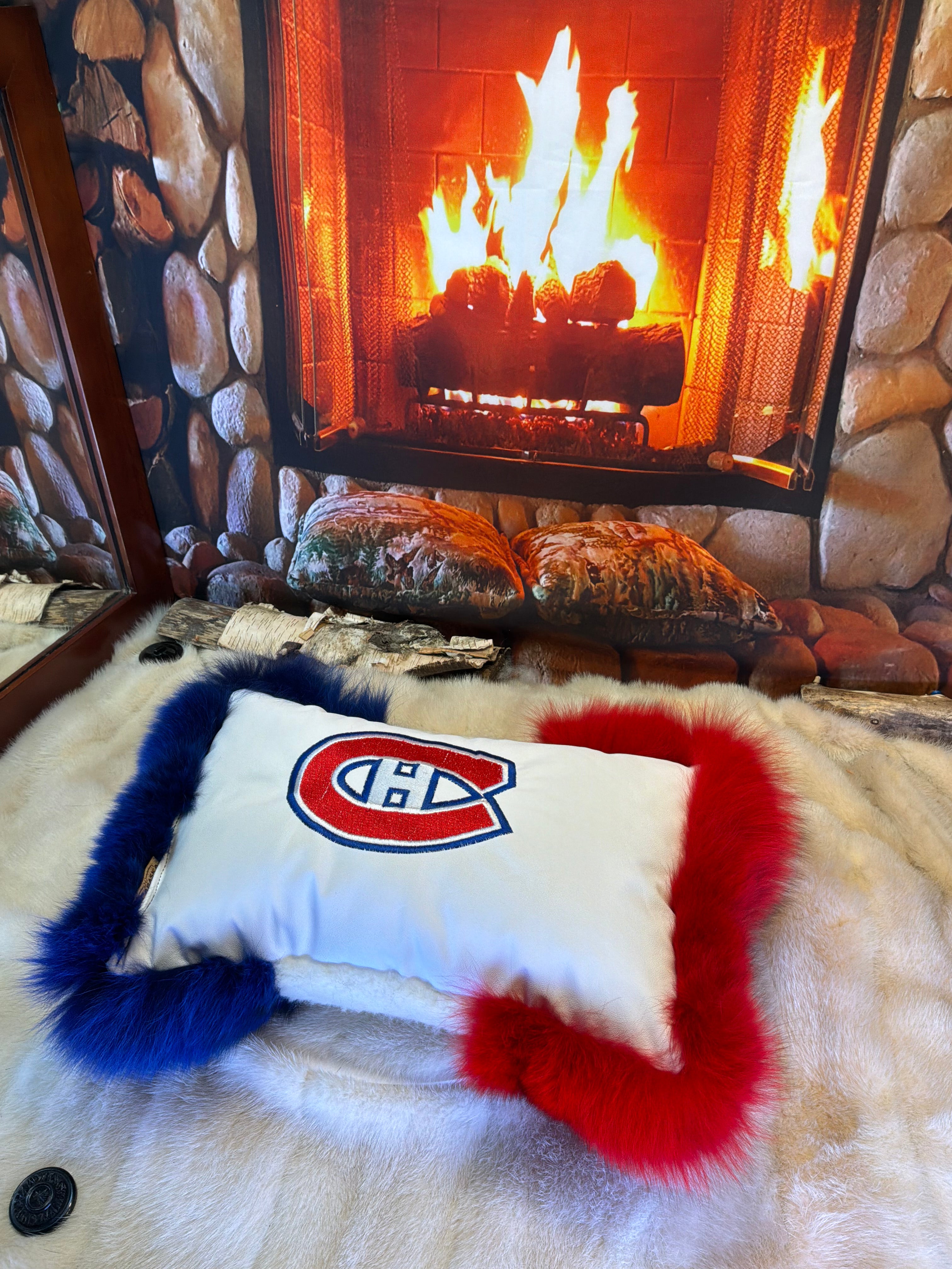 Coussin Canadiens en fourrure recyclée – cuir & broderie unique, pièce unique faite à la main au Québec