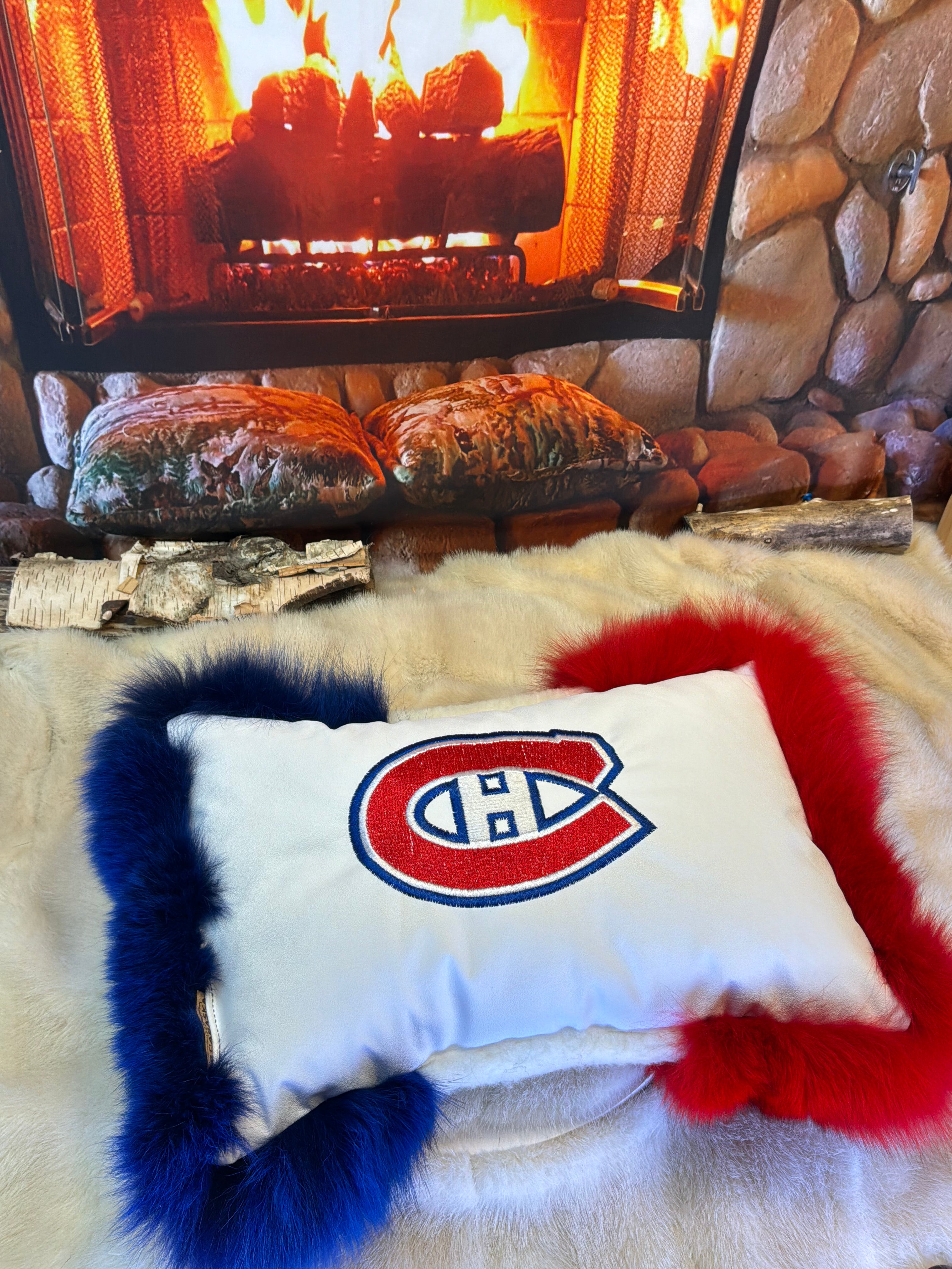 Coussin Canadiens en fourrure recyclée – cuir & broderie unique, pièce unique faite à la main au Québec