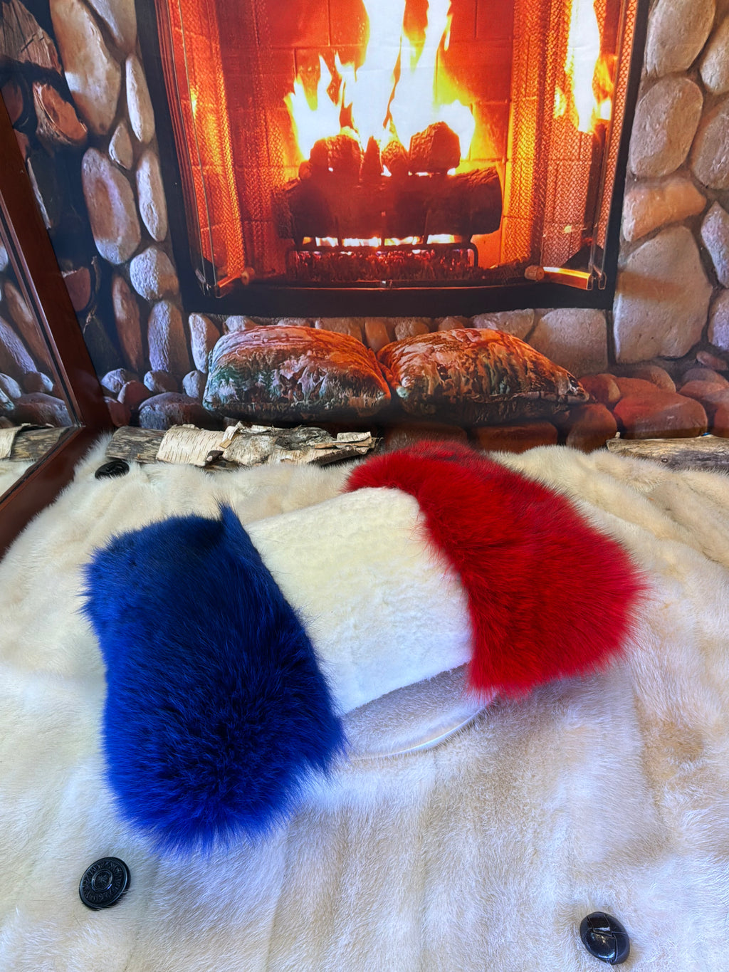 Coussin Canadiens en fourrure recyclée – cuir & broderie unique, pièce unique faite à la main au Québec