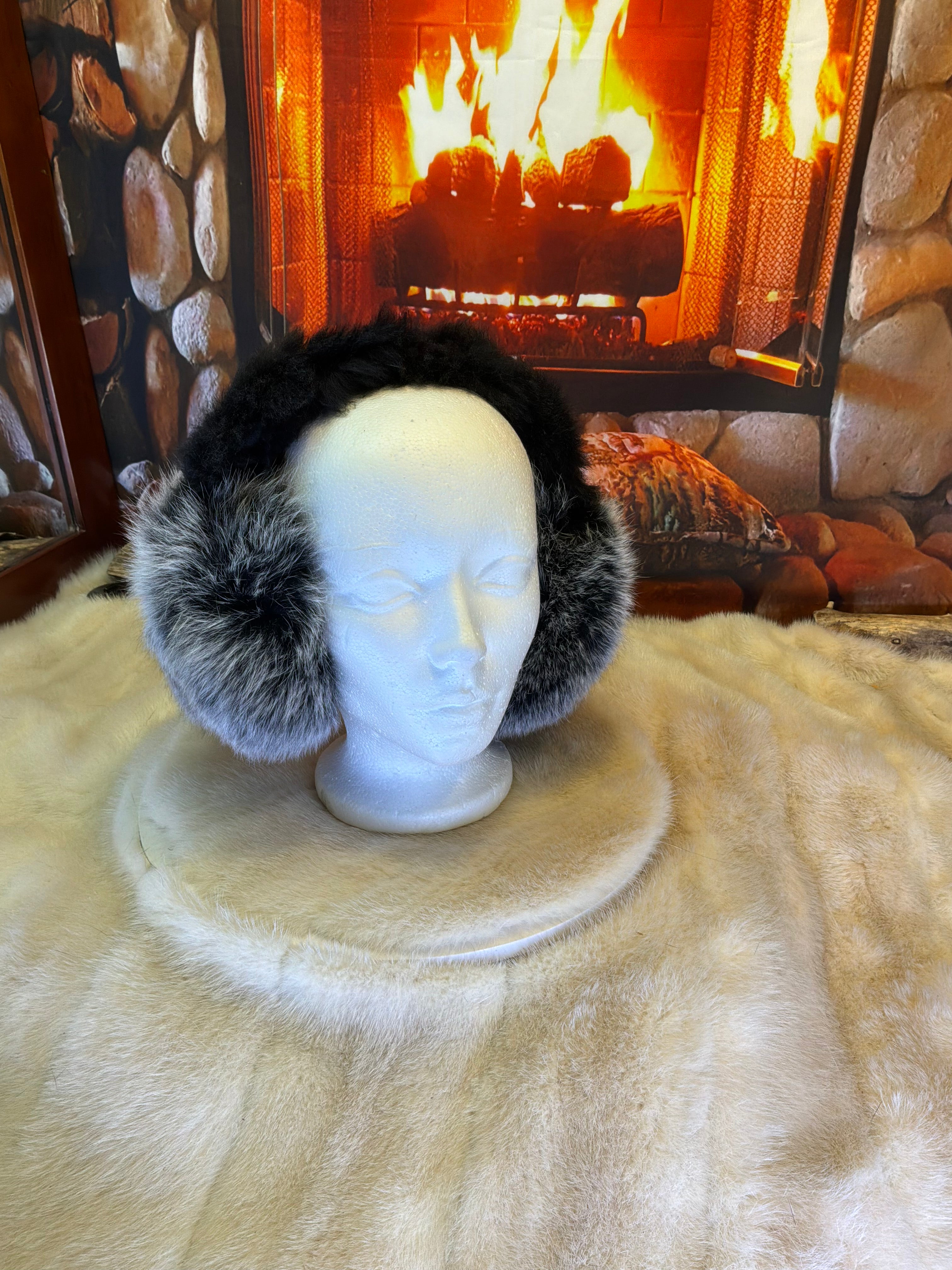 Cache-Oreilles tout en fourrure recyclée édition Renard argenté recyclé et Opossum brodé sur la tête  Les Nicole