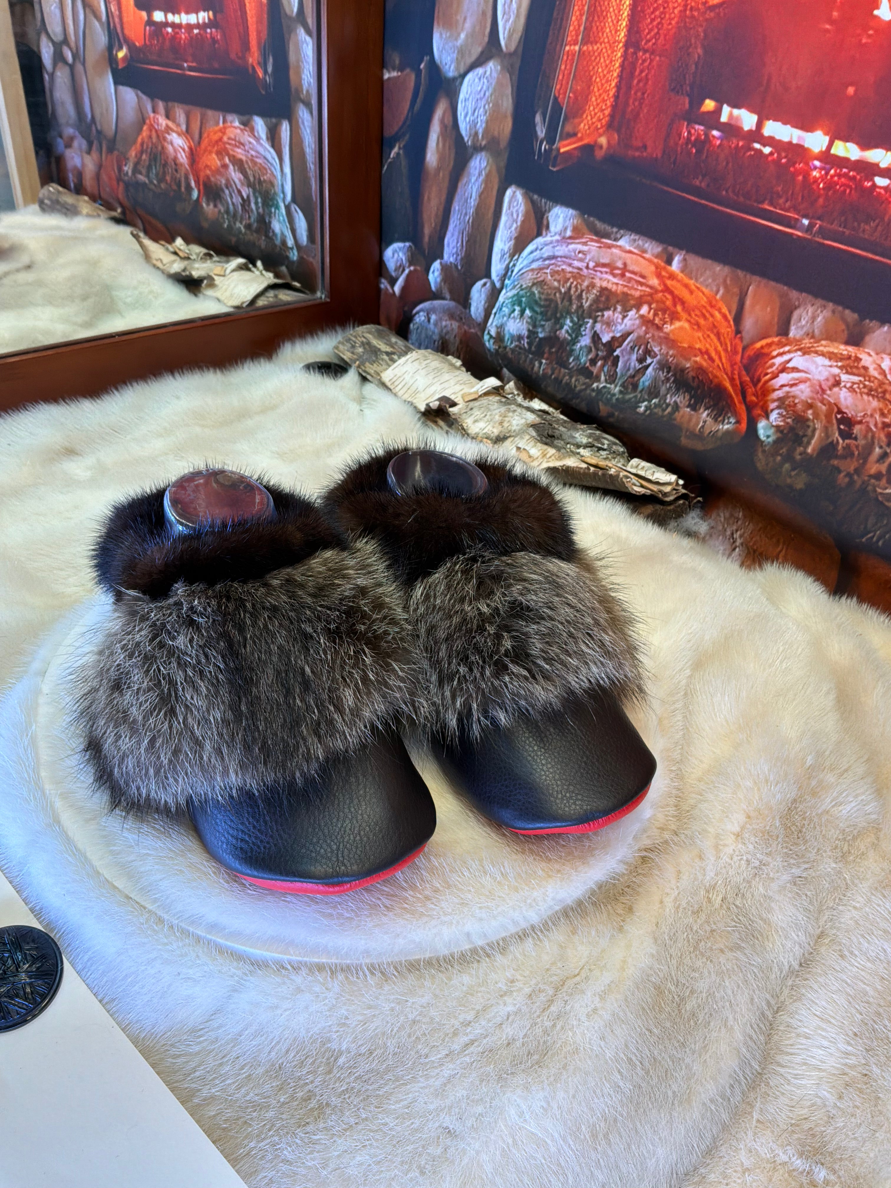 Slipper pointure Jacinthe 7 femme – Sherling italien & cuir recyclé, pièce unique faite à la main au Québec