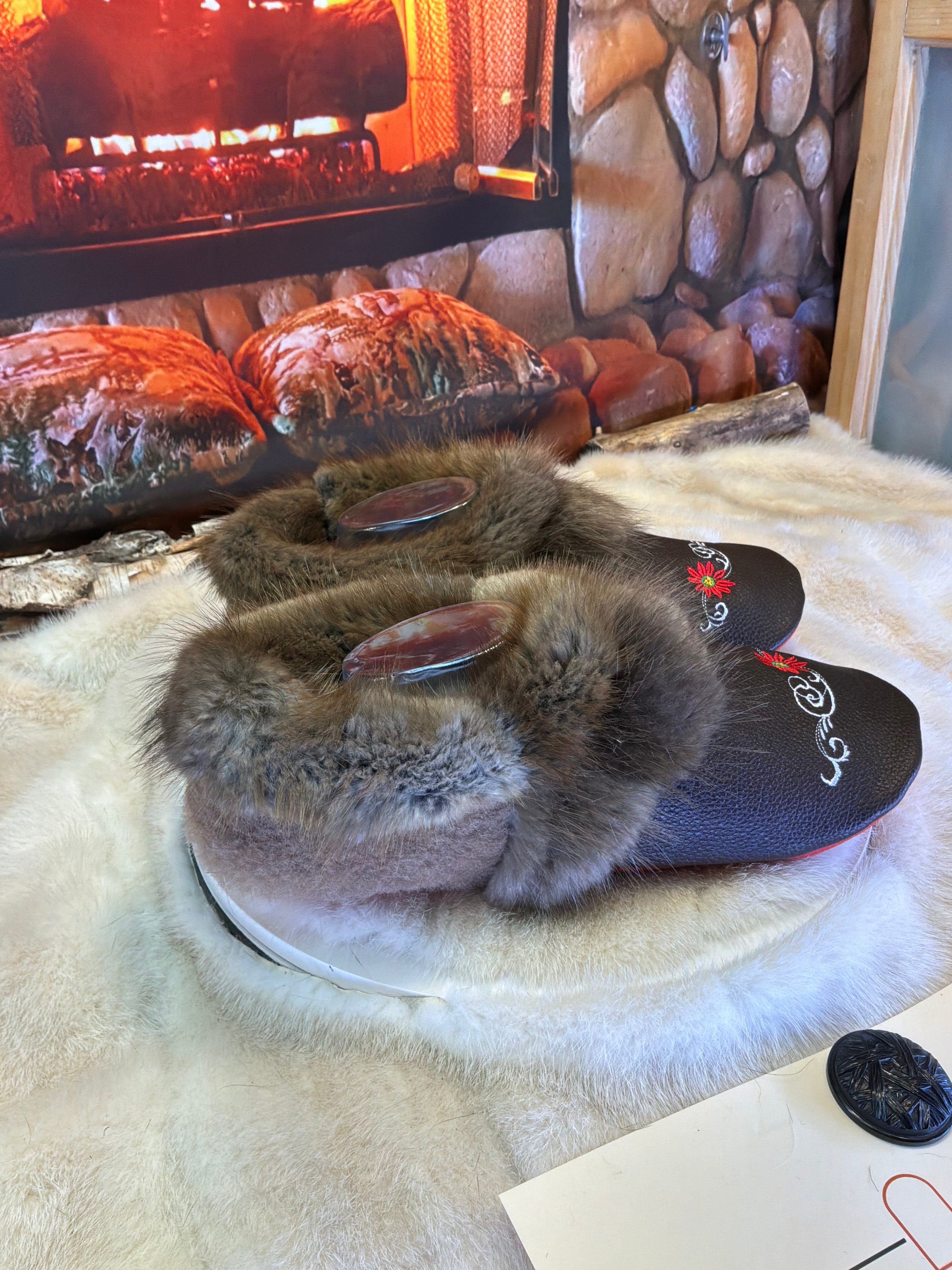Slipper Pauline pointure 9 Homme / 11 femme  – Sherling italien & cuir recyclé, pièce unique faite à la main au Québec