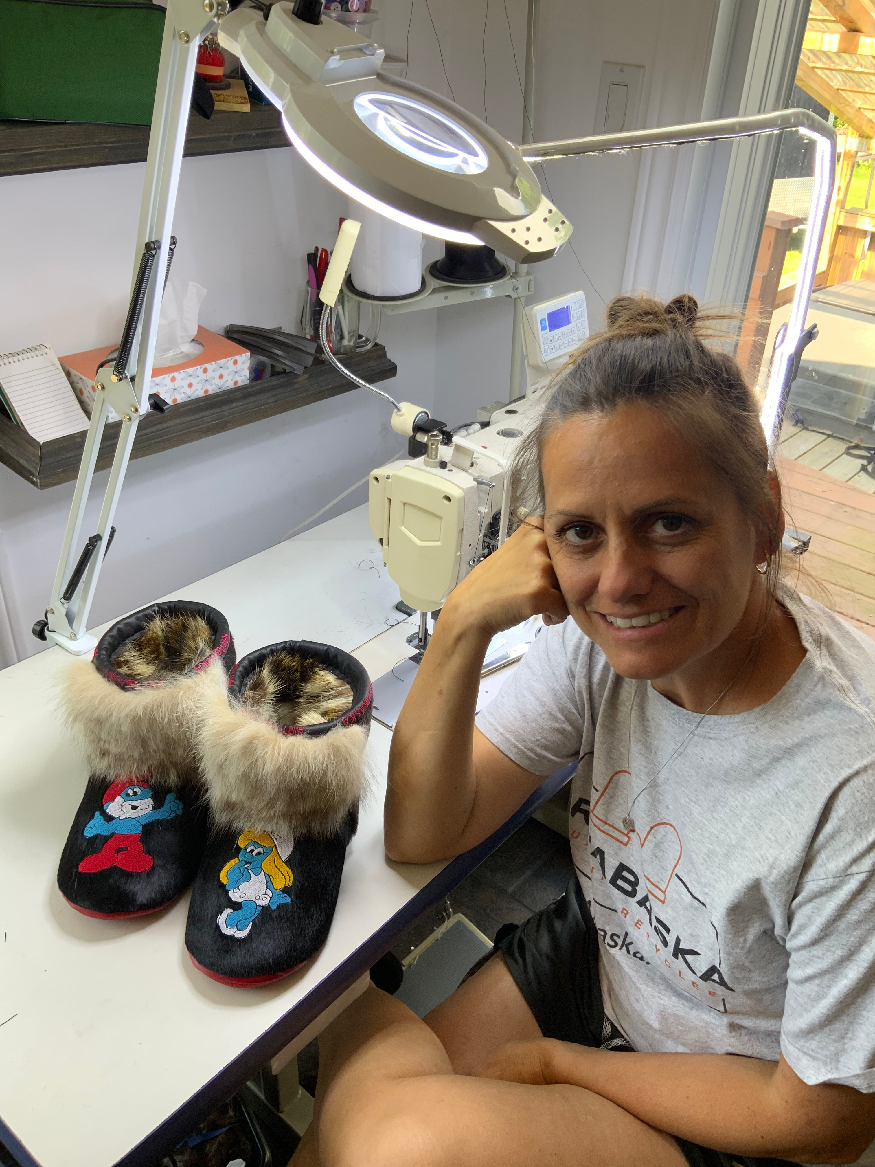 Mocassins d’intérieur Stroumpfette & Grand Stroumpf – 7 femme – édition unique brodée, fourrures recyclées & semelle rouge, faits à la main au Québec ✨💙❤️