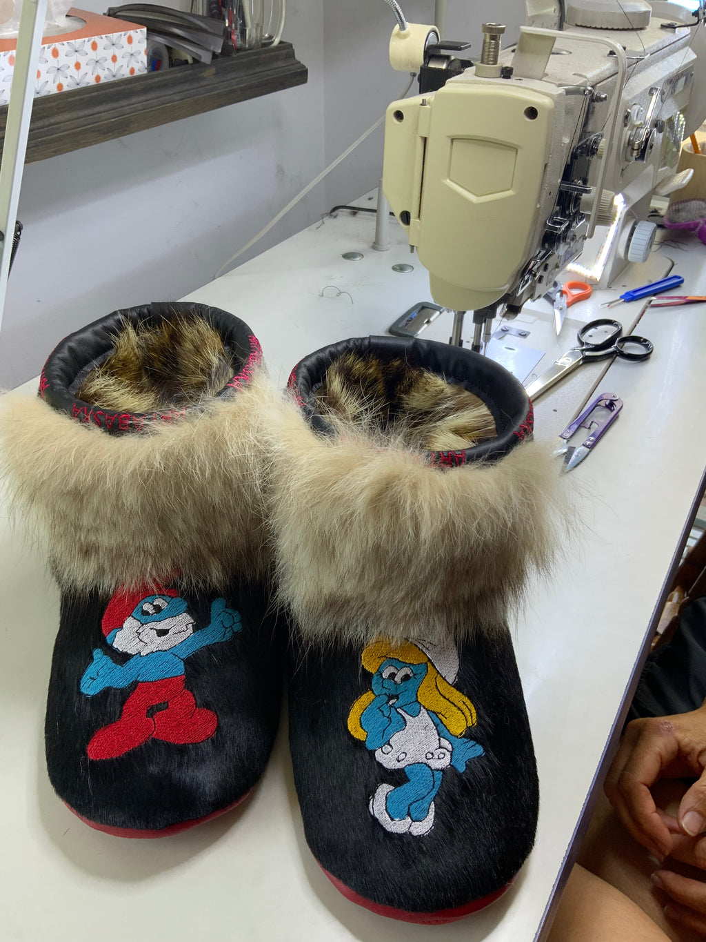 Mocassins d’intérieur Stroumpfette & Grand Stroumpf – 7 femme – édition unique brodée, fourrures recyclées & semelle rouge, faits à la main au Québec ✨💙❤️