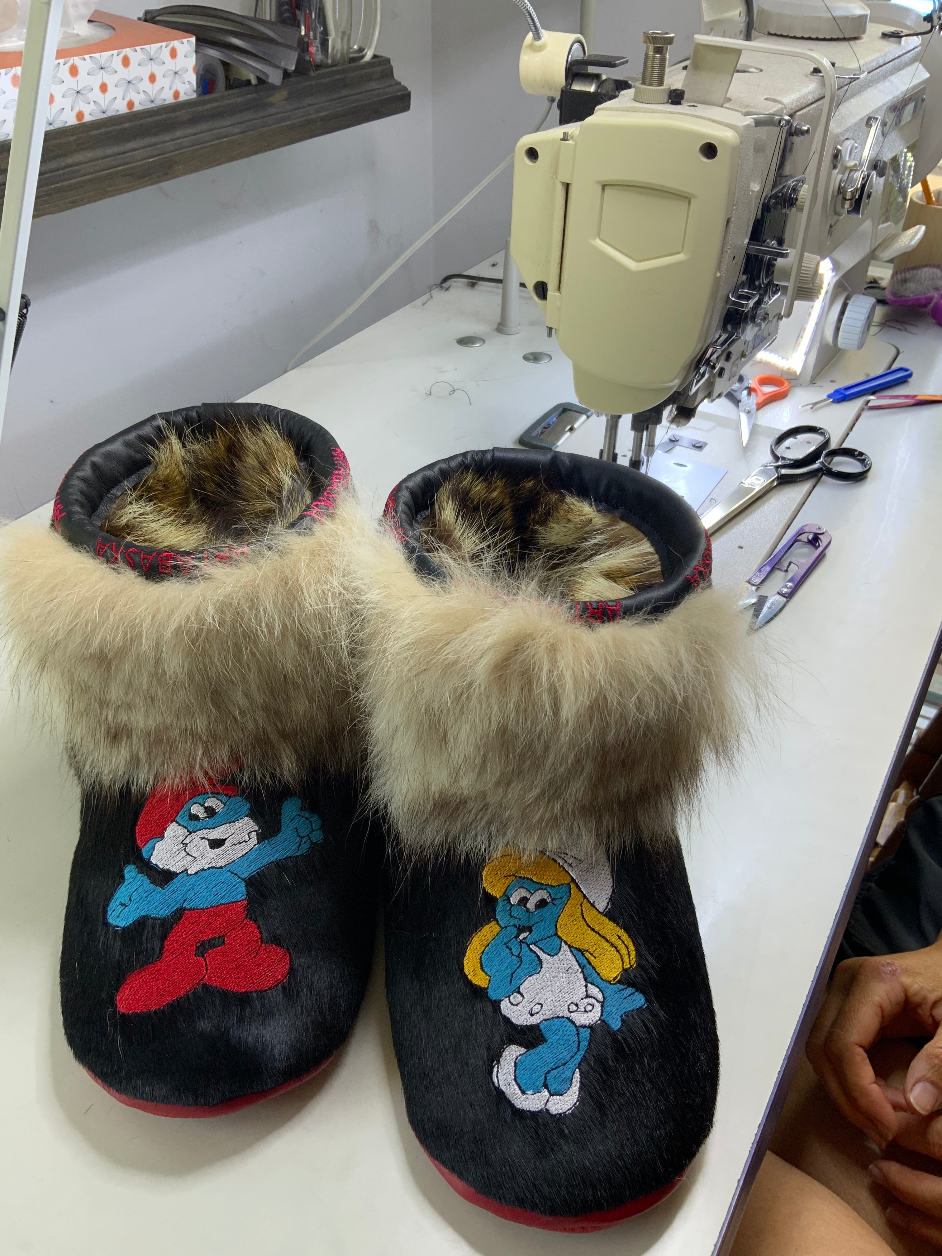 Mocassins d’intérieur Stroumpfette & Grand Stroumpf – 7 femme – édition unique brodée, fourrures recyclées & semelle rouge, faits à la main au Québec ✨💙❤️