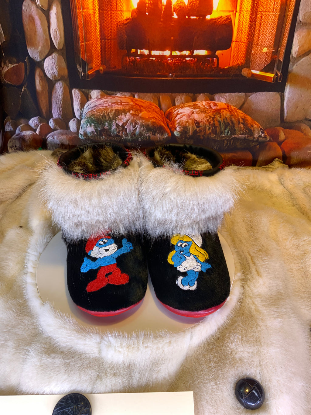Mocassins d’intérieur Stroumpfette & Grand Stroumpf – 7 femme – édition unique brodée, fourrures recyclées & semelle rouge, faits à la main au Québec ✨💙❤️