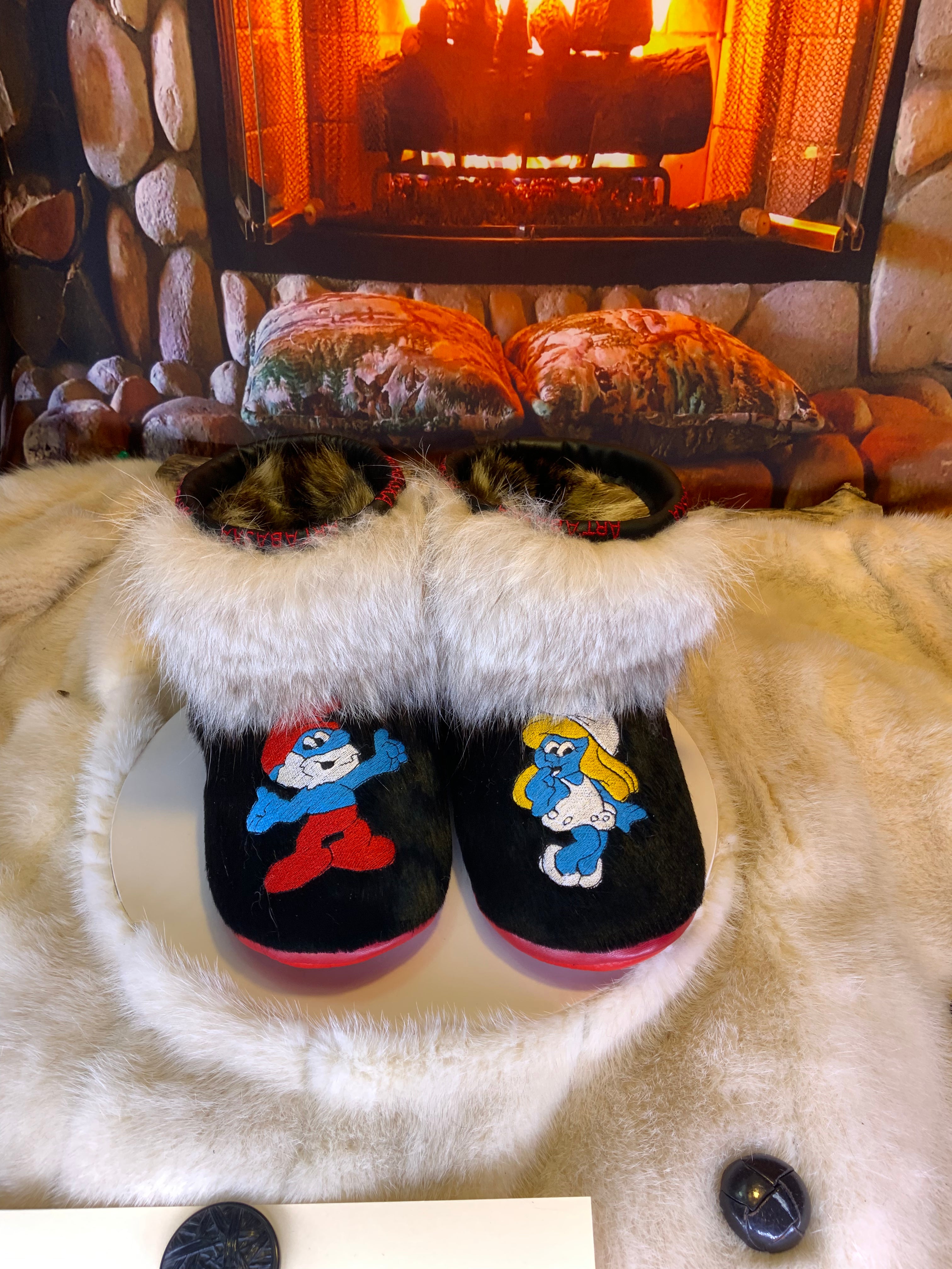 Mocassins d’intérieur Stroumpfette & Grand Stroumpf – 7 femme – édition unique brodée, fourrures recyclées & semelle rouge, faits à la main au Québec ✨💙❤️