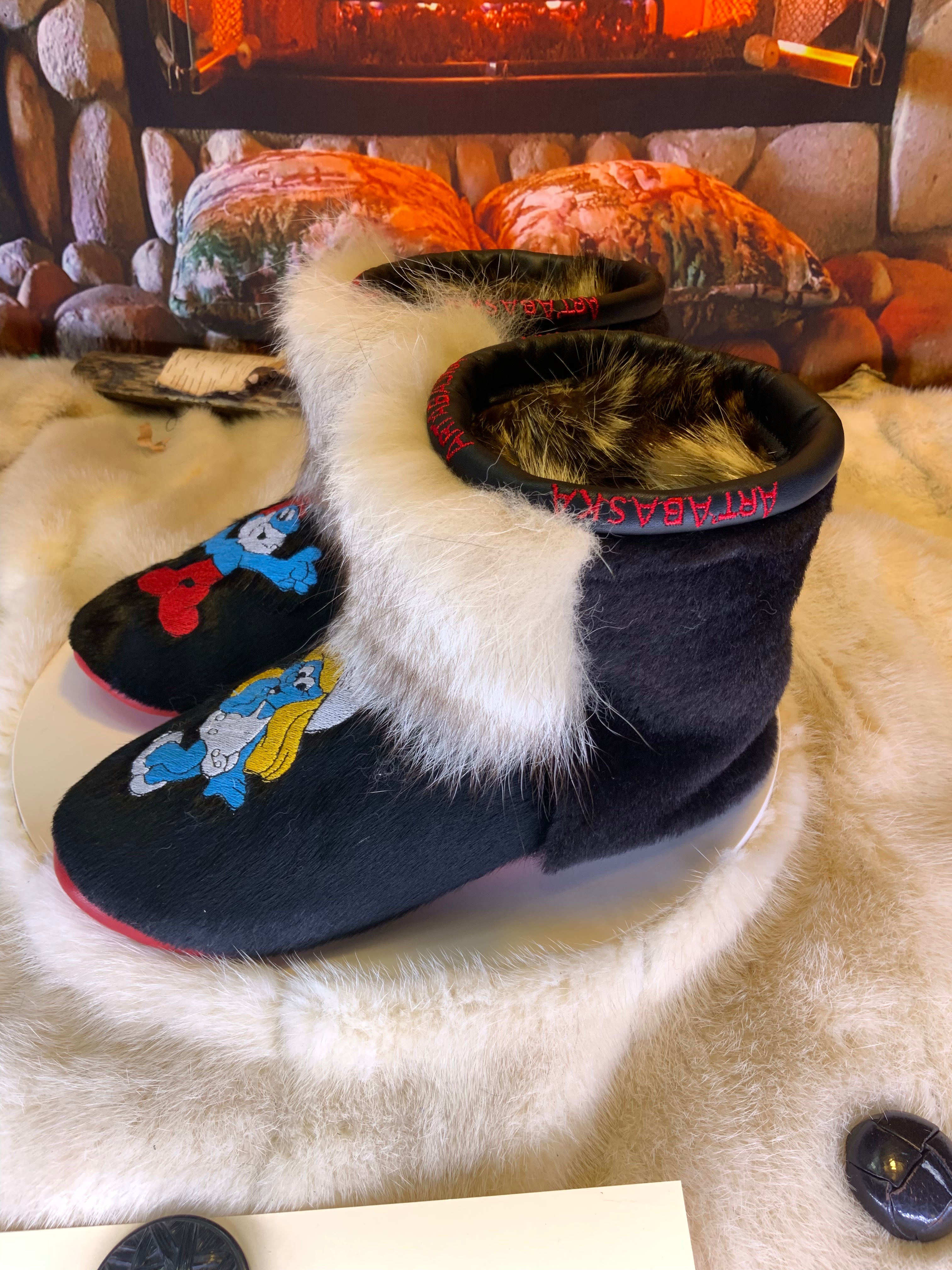 Mocassins d’intérieur Stroumpfette & Grand Stroumpf – 7 femme – édition unique brodée, fourrures recyclées & semelle rouge, faits à la main au Québec ✨💙❤️