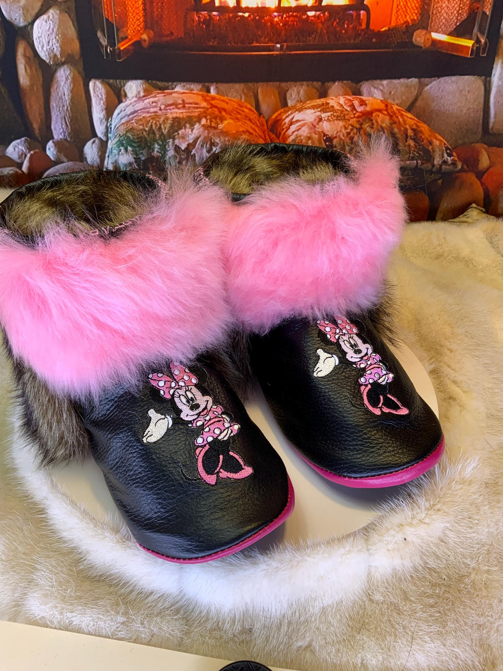Mocassins d’intérieur Claudine – 7 femme – cuir italien brodé Minnie Mouse rose, mouton recyclé & semelle noire brodée rose, pièce unique faite à la main au Québec ✨💕