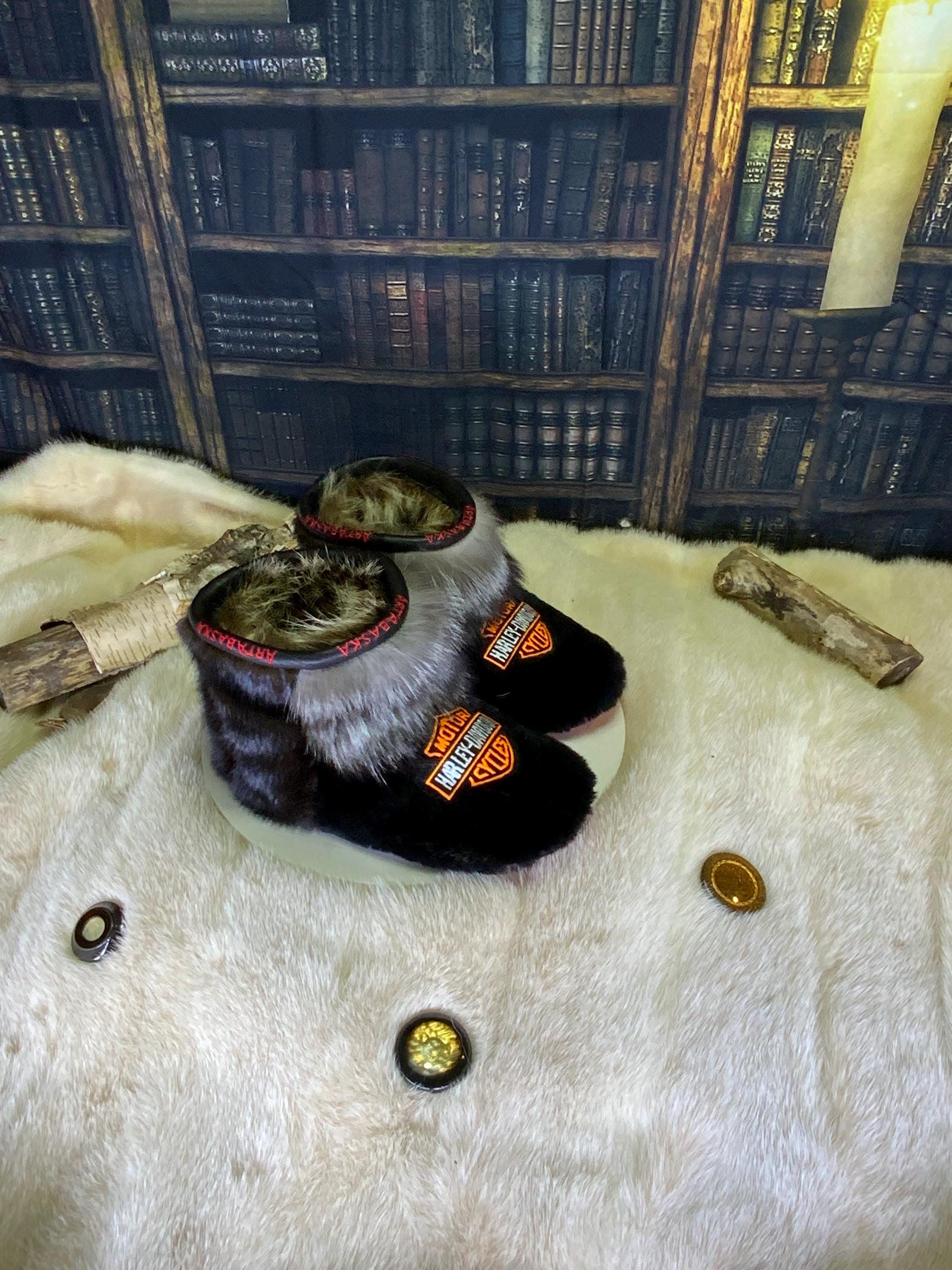 Mocassins d’intérieur Évelyne pour femme 7 en mouton rasé recyclé brodé, vison brun recyclé et renard Crystal recyclé – faits à la main au Québec, chauds, respirants, confort de luxe, pièce unique Art’Abaska 💕