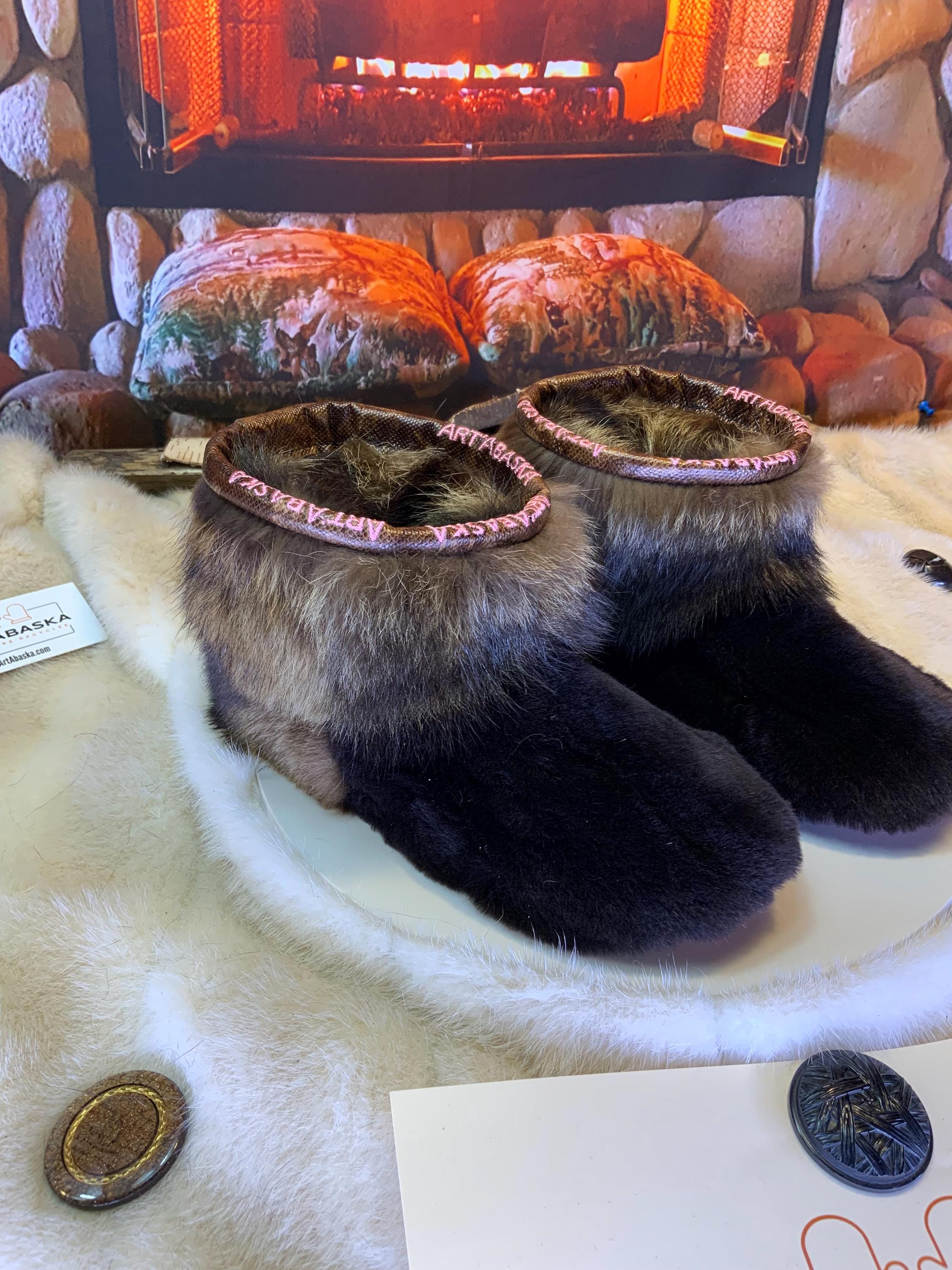 Mocassins d’intérieur Alice – 5 femme – édition toute fourrure en castor rasé & raton recyclés, semelle brun orangé, faits à la main au Québec ✨🤎