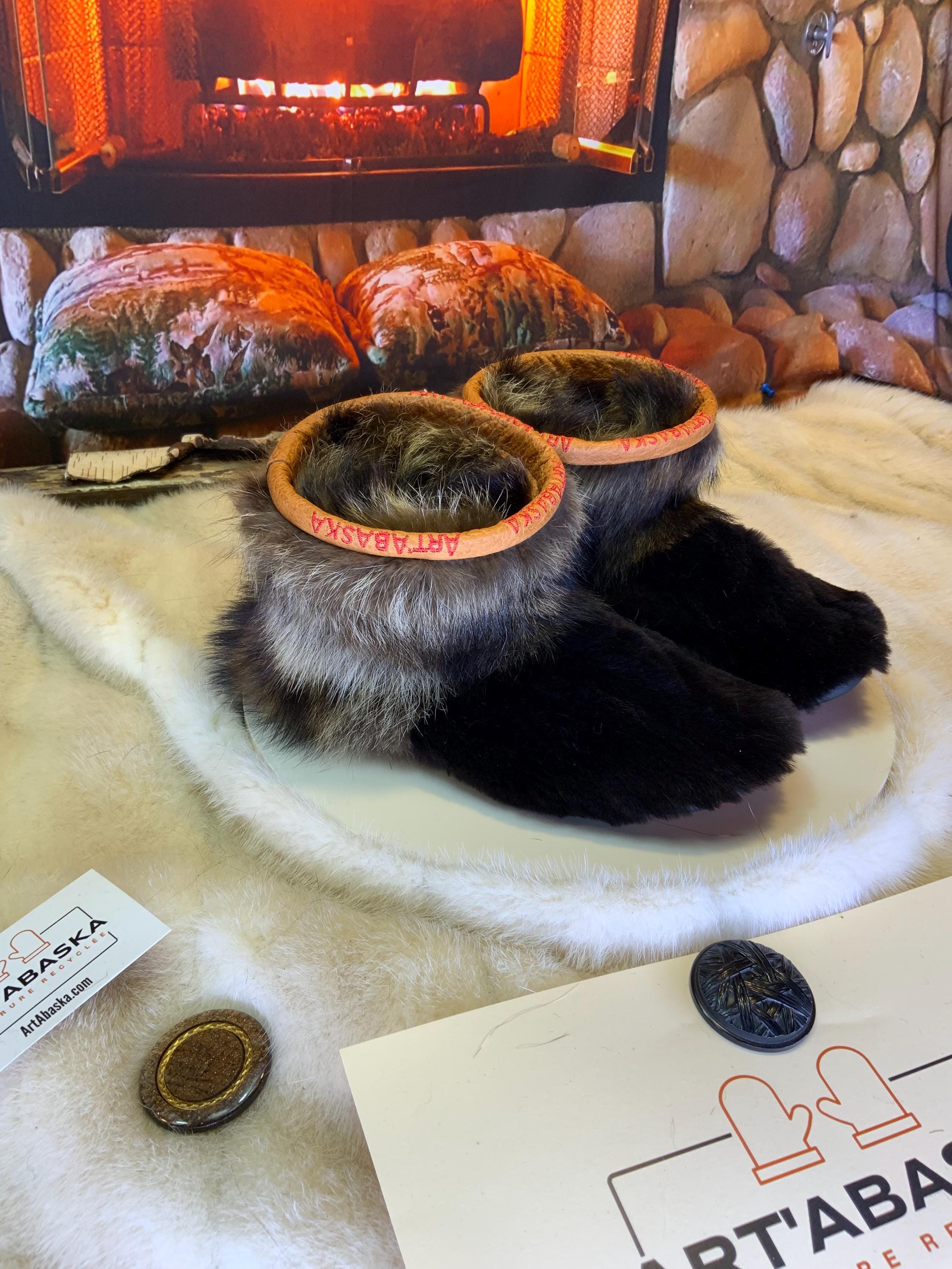 Mocassins d’intérieur Nicole – 5 femme – édition tout en fourrure recyclée en castor & raton, semelle brune, faits à la main au Québec ✨🤎