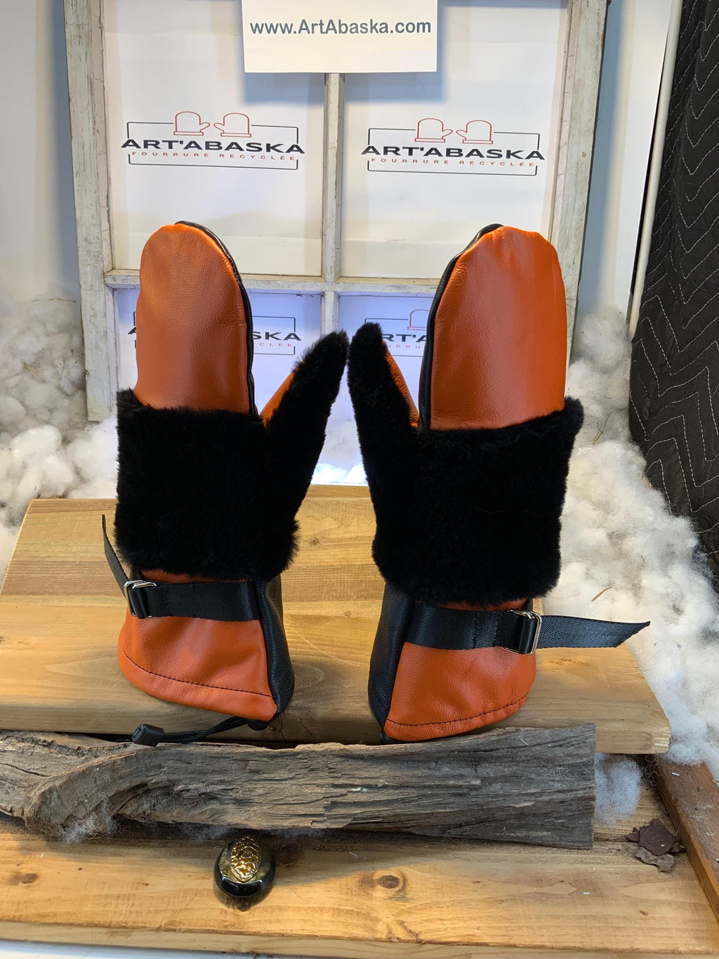 Mitaines Les Amelia – Large, cuir italien orange éclatant & castor rasé noir recyclé, fait à la main au Québec, pièce unique