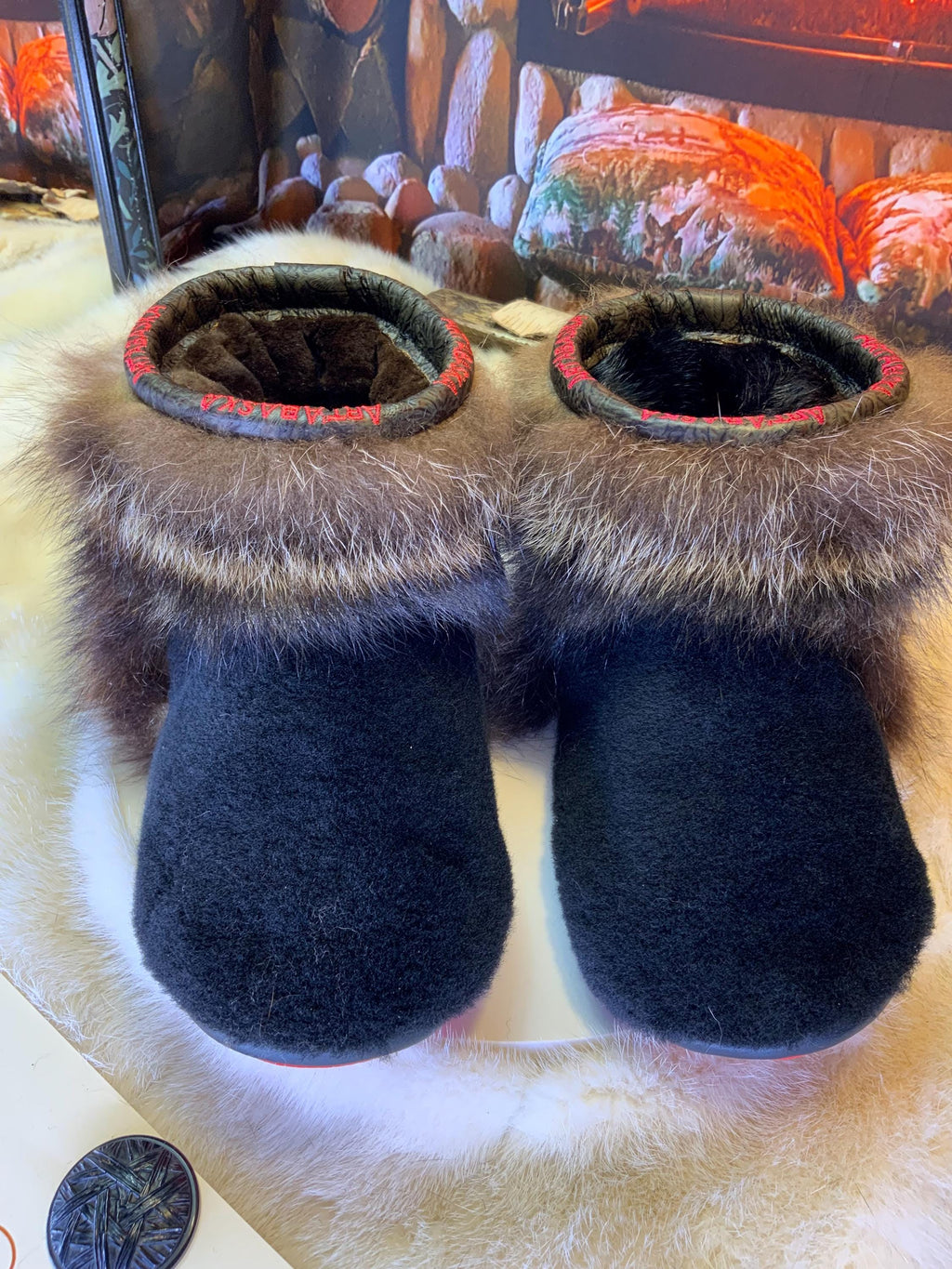 Mocassins d’intérieur Claudine – 8 femme – édition toute fourrure en mouton noir & raton recyclé, semelle rouge, faits à la main au Québec ✨🖤❤️