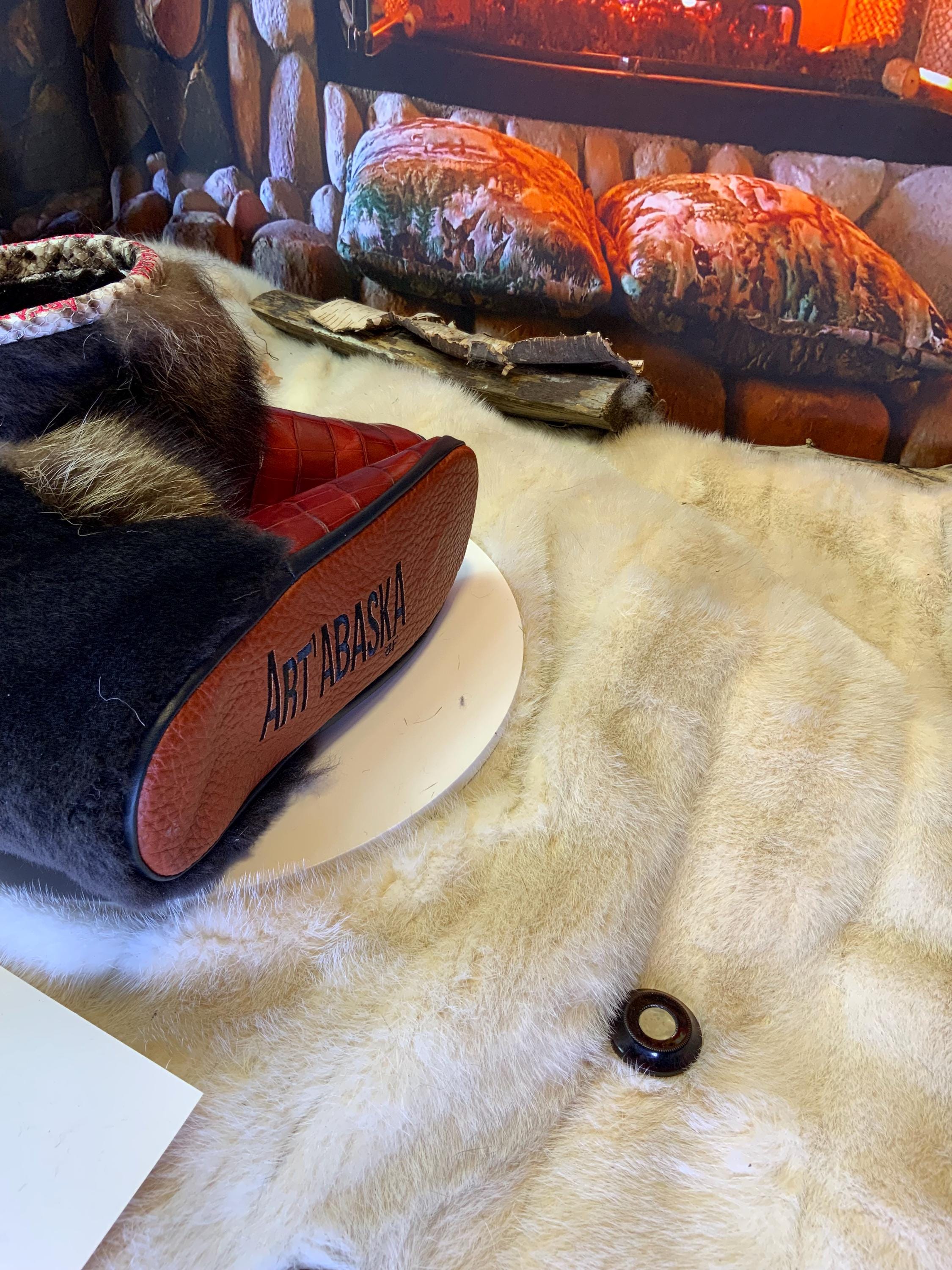 Mocassins d’intérieur Colette – 8 femme – cuir bourgogne imprimé crocodile, fourrure recyclée & semelle brune, pièce unique faite à la main au Québec ✨