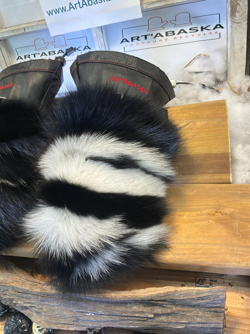 Mitaines fourrure recyclée cuir italien fait à la main Québec Small Jacqueline artistique pièce unique