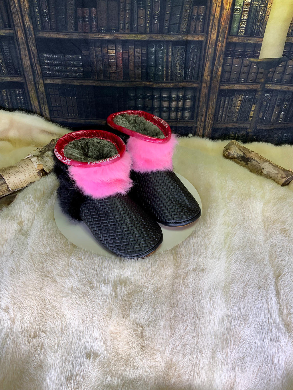 Mocassins d’intérieur Les Monique – femme 9 – cuir noir tressé & fourrures recyclées – fait à la main au Québec, pièce unique