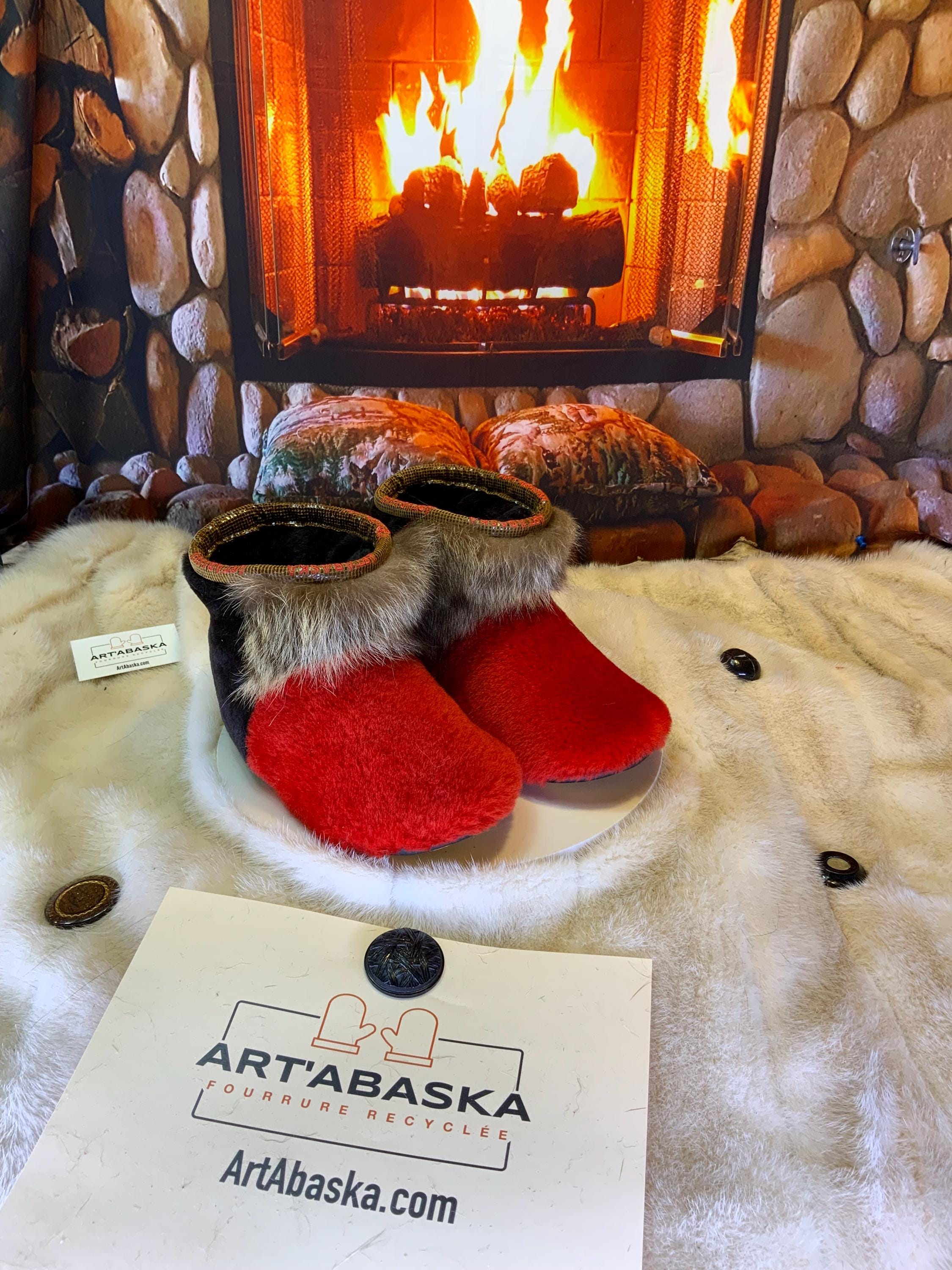 Mocassins d’intérieur Brigitte 7 femme en mouton rasé rouge vif, raton naturel recyclé et mouton rasé brun café – faits à la main au Québec, respirants, confort de luxe, pièce unique Art’Abaska ❤️‍🔥✨